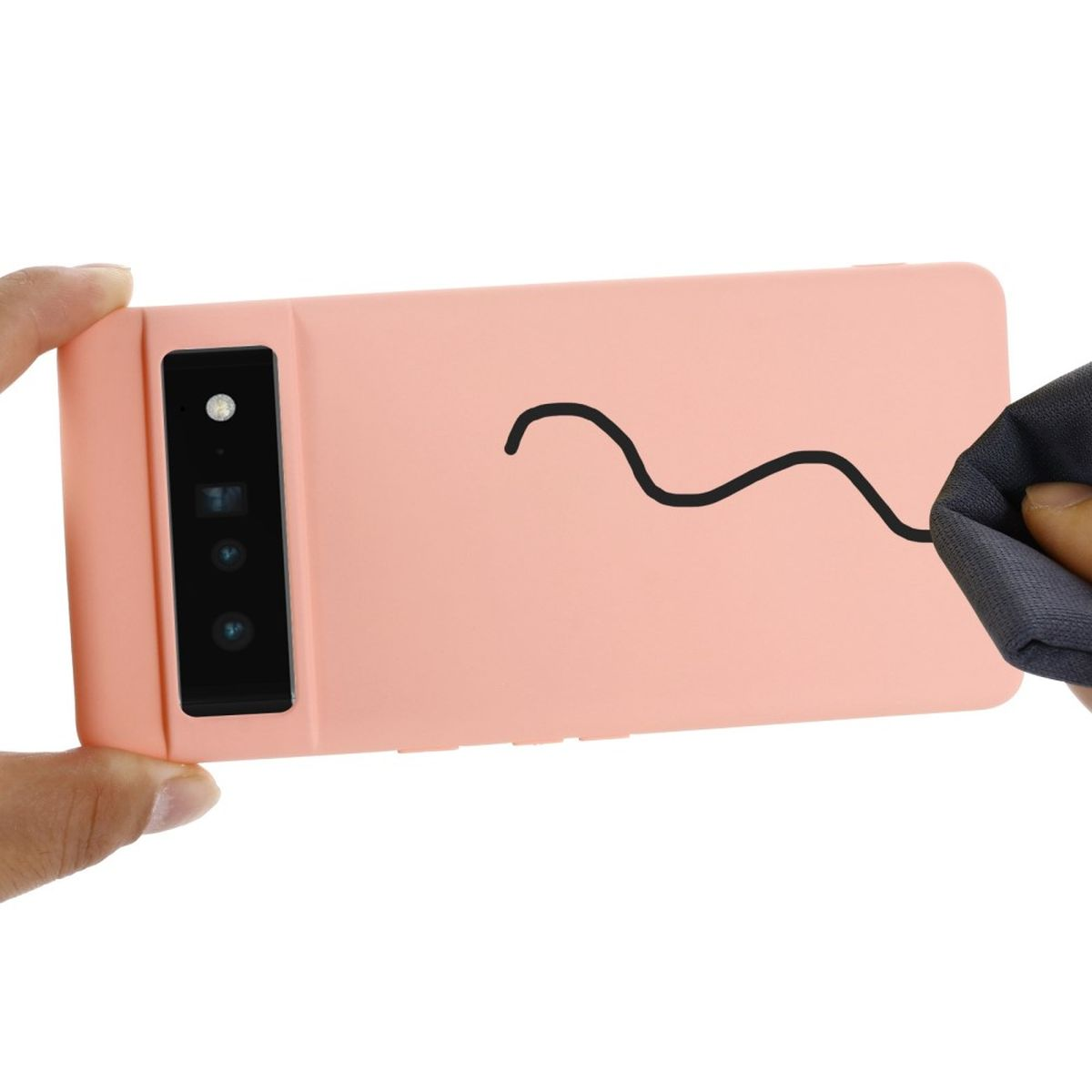 Eine rosa Handyhülle mit einer wellenförmigen schwarzen Linie darauf, gehalten von einer Hand.