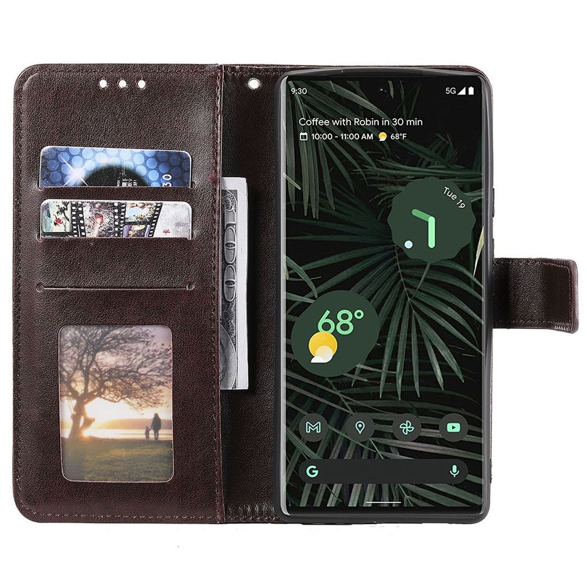 Eine braune Handyhülle, offen, zeigt ein Telefon mit Wetter-App und Karten.