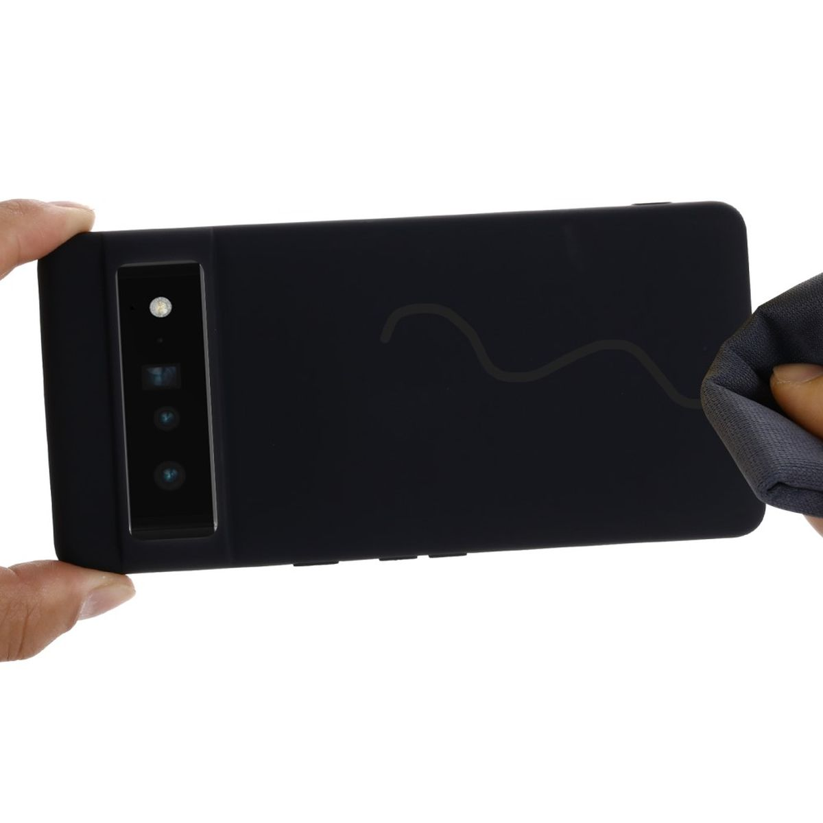 Schwarzes Telefon in der Hand gehalten. Ein Reinigungstuch wischt über die Rückseite. Kameras sichtbar.
