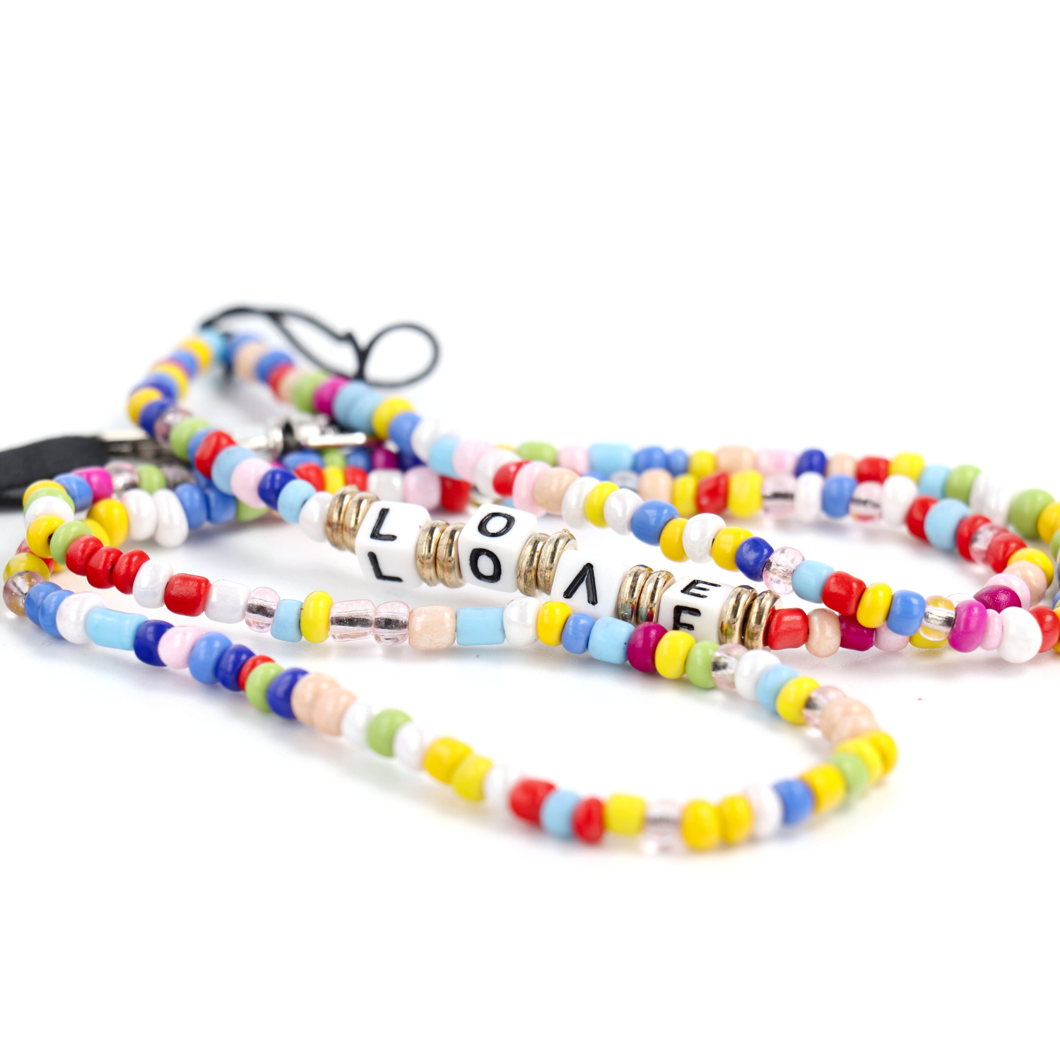 Bunte Perlenkette mit dem Wort 'LOVE'. Perlen in verschiedenen Farben und transparente Perlen.