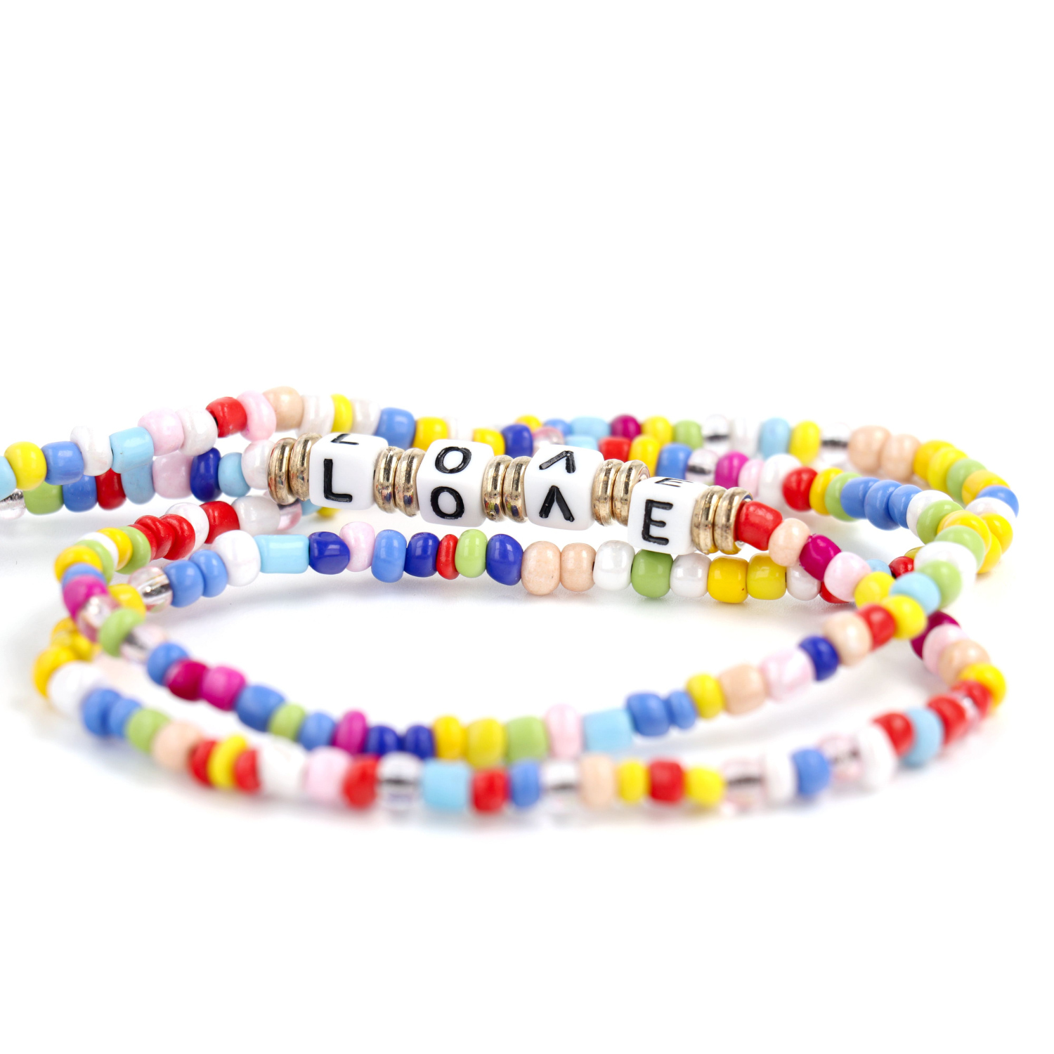 Bunte Perlenarmbänder mit der Aufschrift "LOVE" auf weißem Hintergrund.