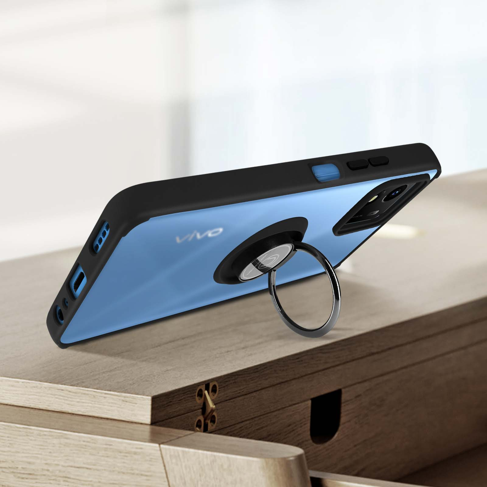 Una custodia per telefono con un supporto ad anello su un tavolo di legno. Il telefono è blu e nero.
