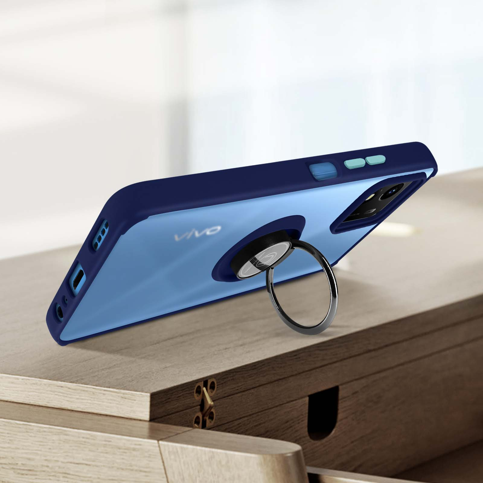 Coque de téléphone bleue sur une table en bois, avec un porte-anneau.