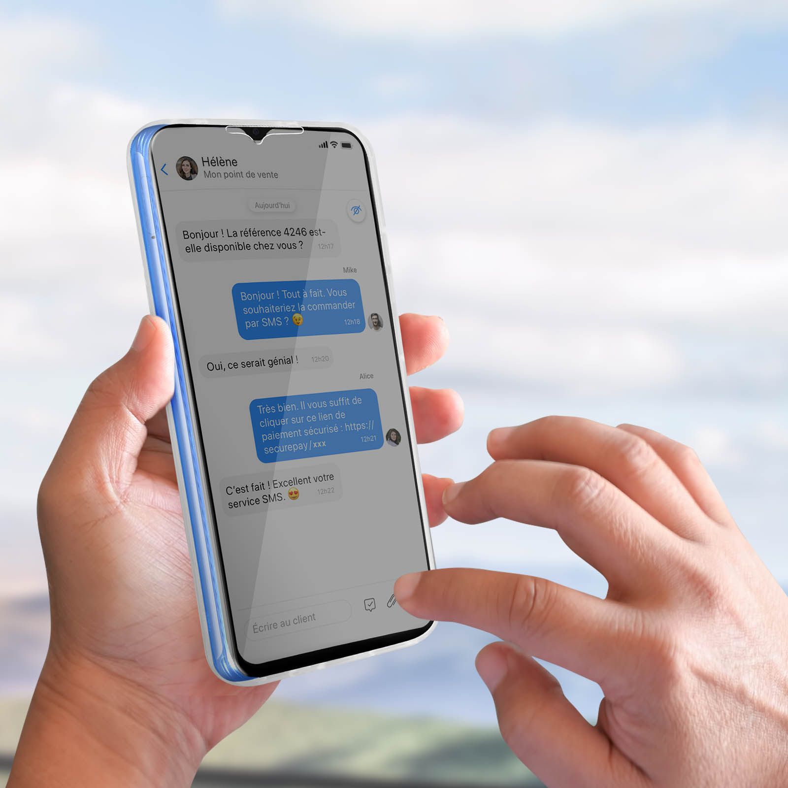 Una mano che tiene un telefono con una custodia blu, che mostra una conversazione di messaggi di testo.