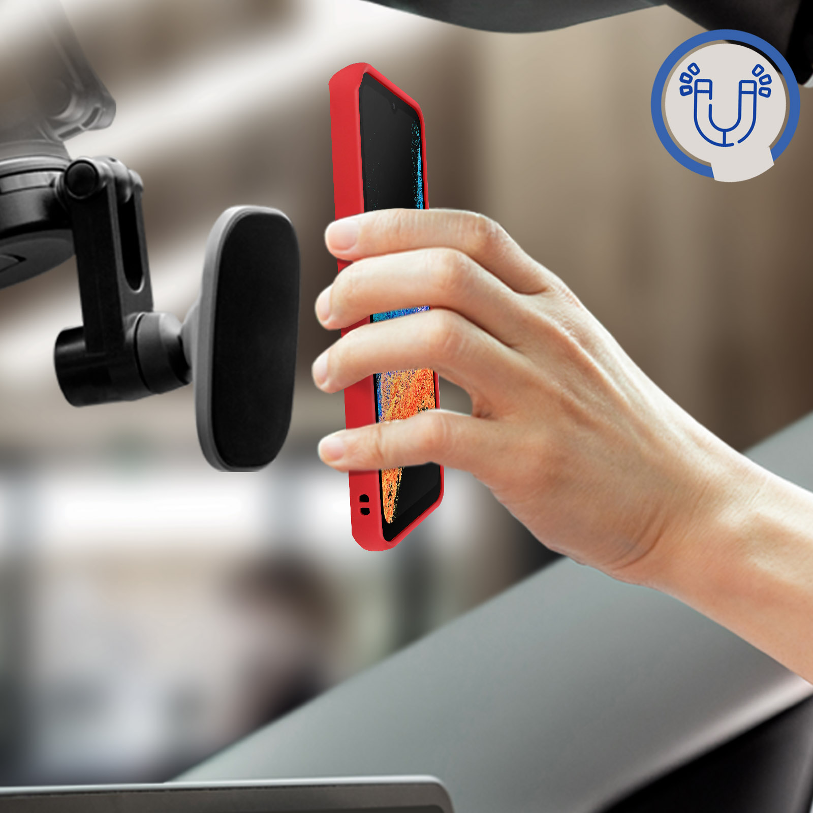 Een hand houdt een rode telefoonhoes vast in de buurt van een autohouder. De hoes zit op een telefoon, met een magneetpictogram.