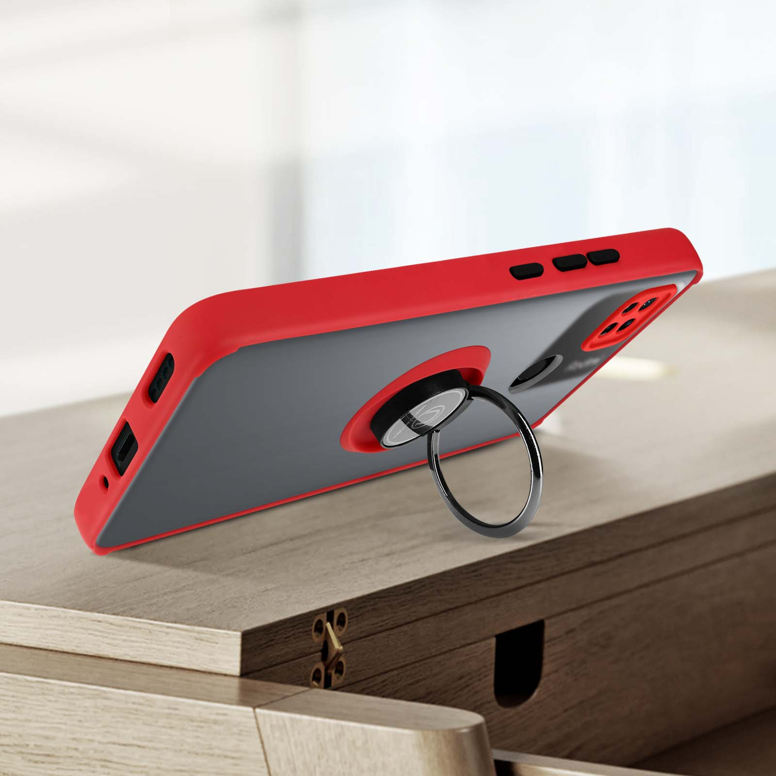 Una custodia per telefono rossa e grigia con un supporto ad anello su una superficie in legno.