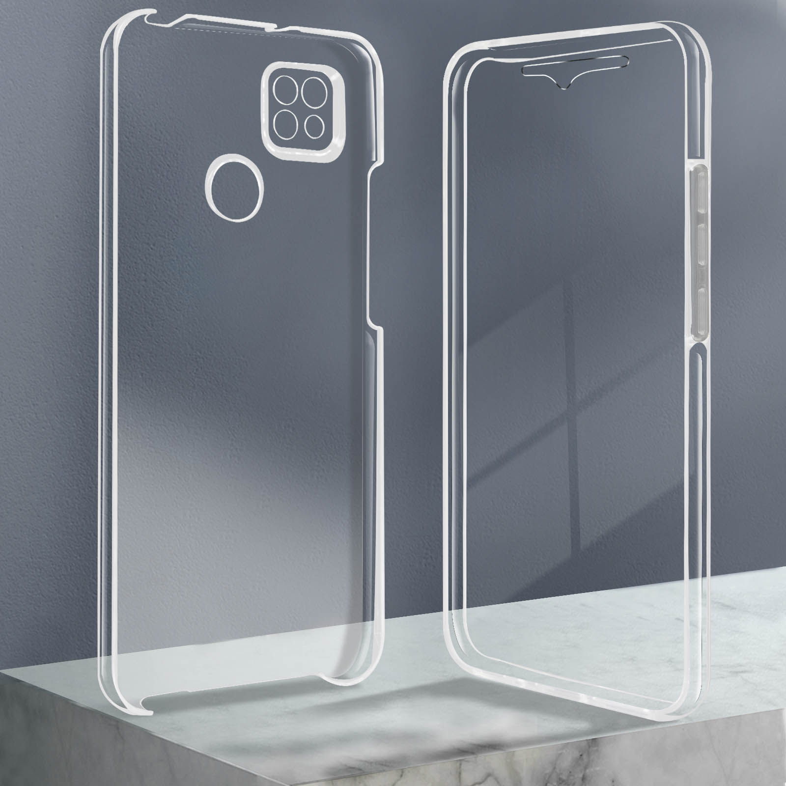 Due custodie trasparenti per telefono, una con ritagli per fotocamera. Entrambe su superficie in marmo, sfondo grigio.