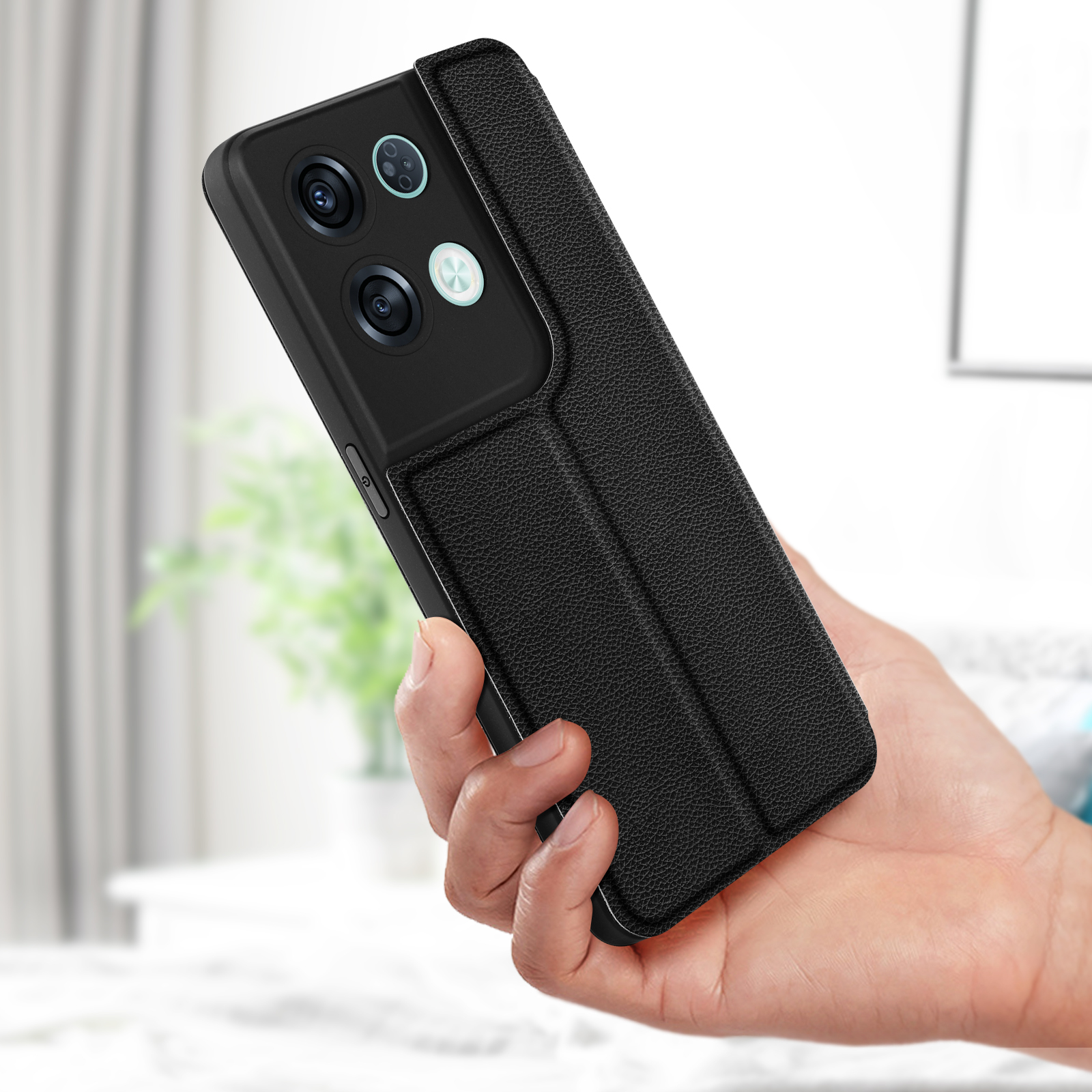 Schwarze Handyhülle. Das Telefon ist in der Hülle, mit offener Hülle. Die Hülle ist strukturiert. Hand hält sie.