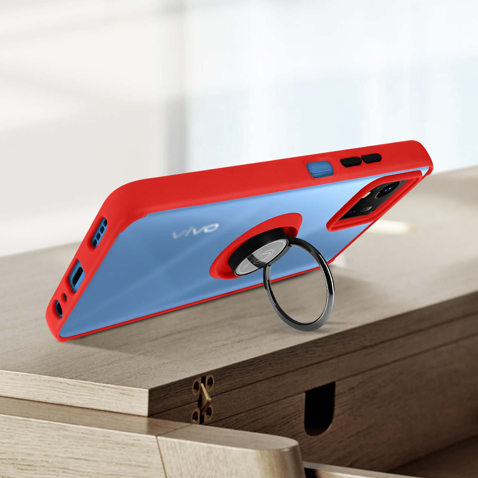 Una custodia per telefono rossa e blu con un'impugnatura ad anello. La custodia è su una superficie di legno.