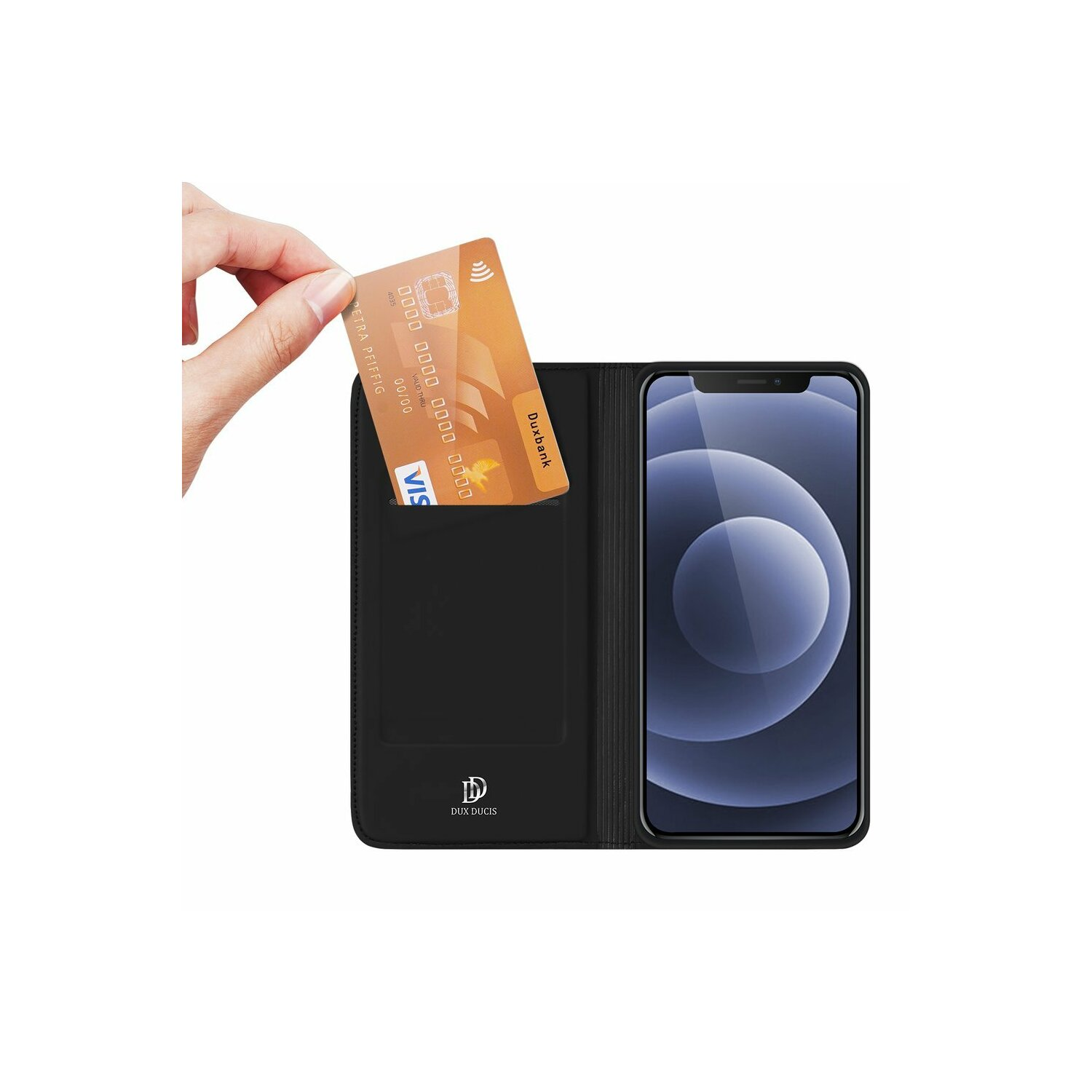 Hand, die eine Kreditkarte hält und sie in eine schwarze Handyhülle mit Telefon legt.