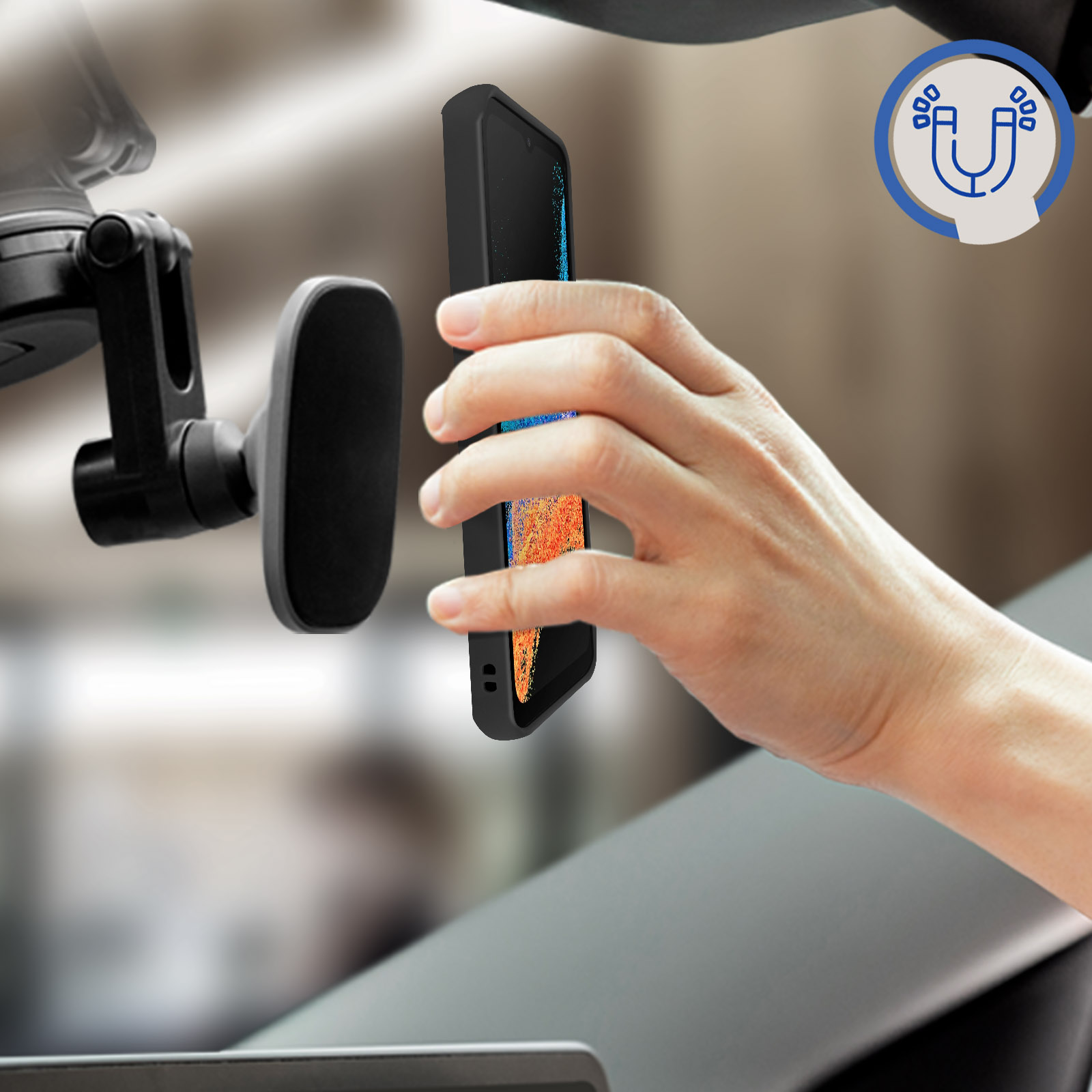 Een hand plaatst een telefoon op een telefoonhouder voor in de auto. De houder zit op de voorruit.