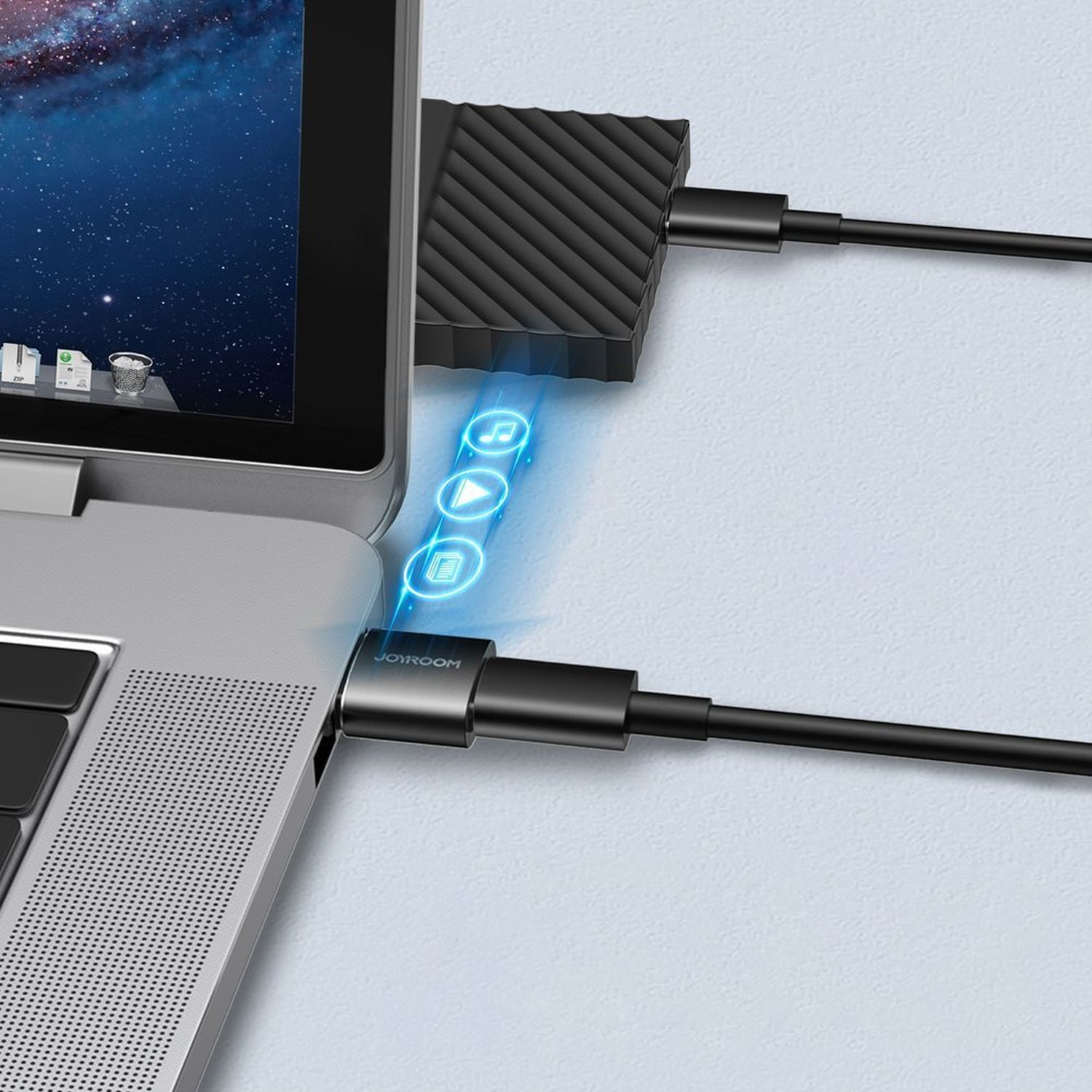 Ein Laptop ist mit einem USB-Hub mit Datenübertragungssymbolen verbunden.