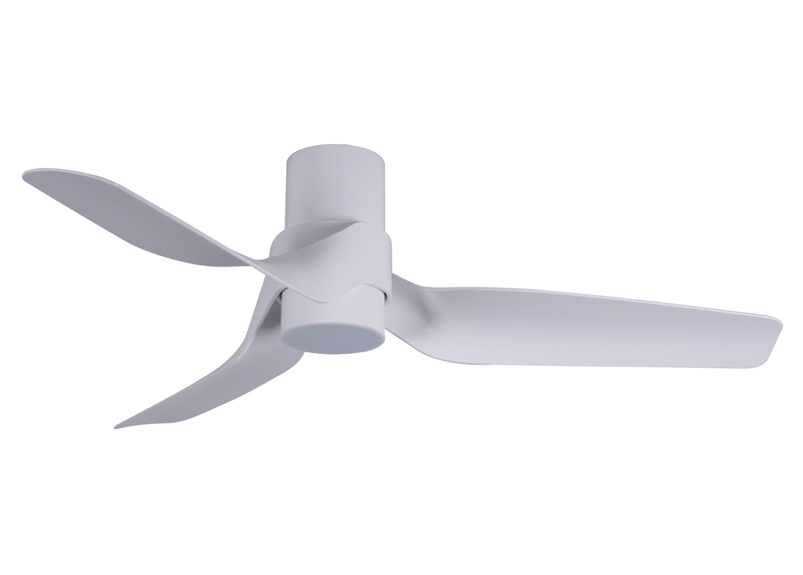 Weißer Deckenventilator mit drei gebogenen Flügeln. Der Ventilator ist an einer weißen Decke montiert.