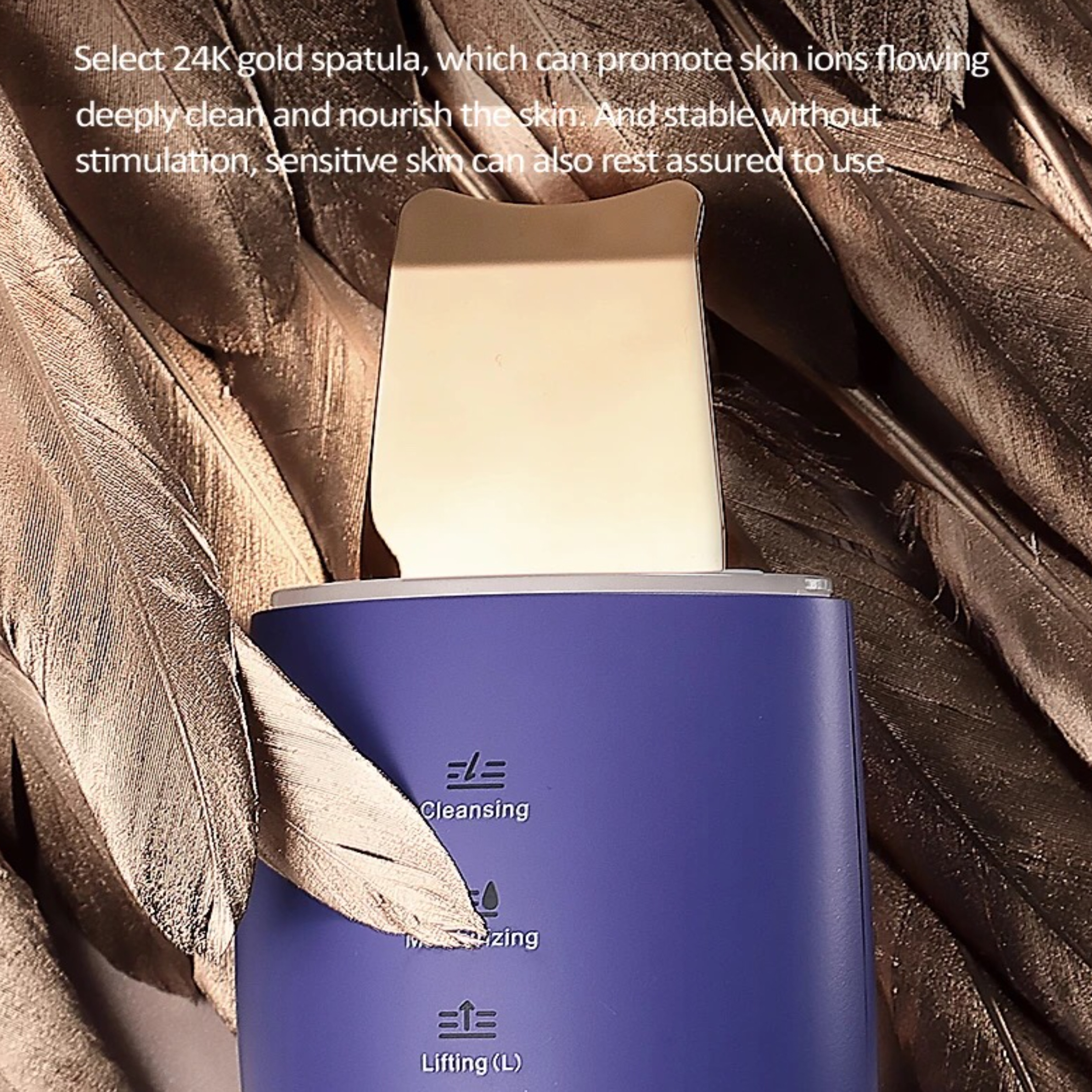 Urządzenie do oczyszczania twarzy ze złotą szpatułką na fioletowej podstawie. Złote pióra w tle.