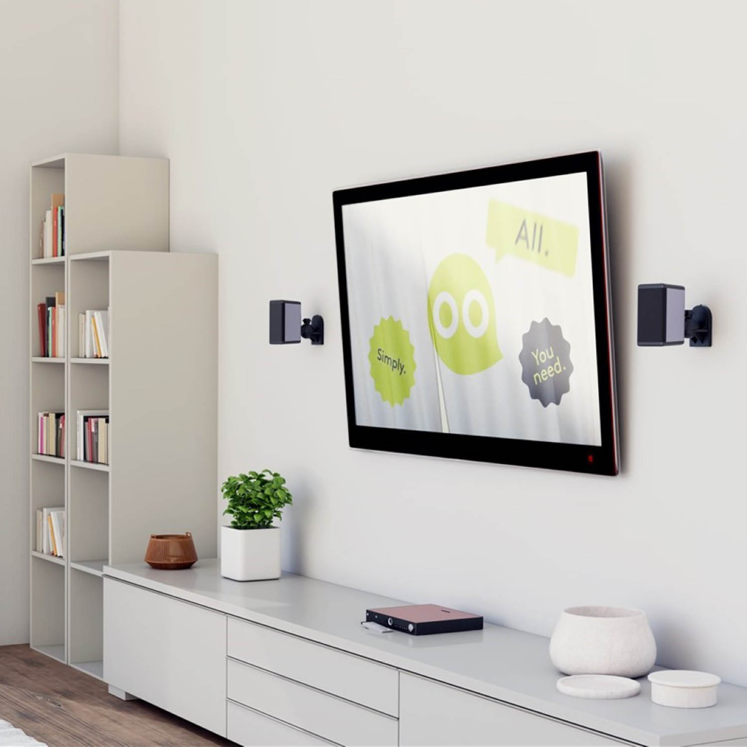 TV und Lautsprecher an weißer Wand. Weißer Schrank mit Pflanze und Deko. Weißer Hintergrund.
