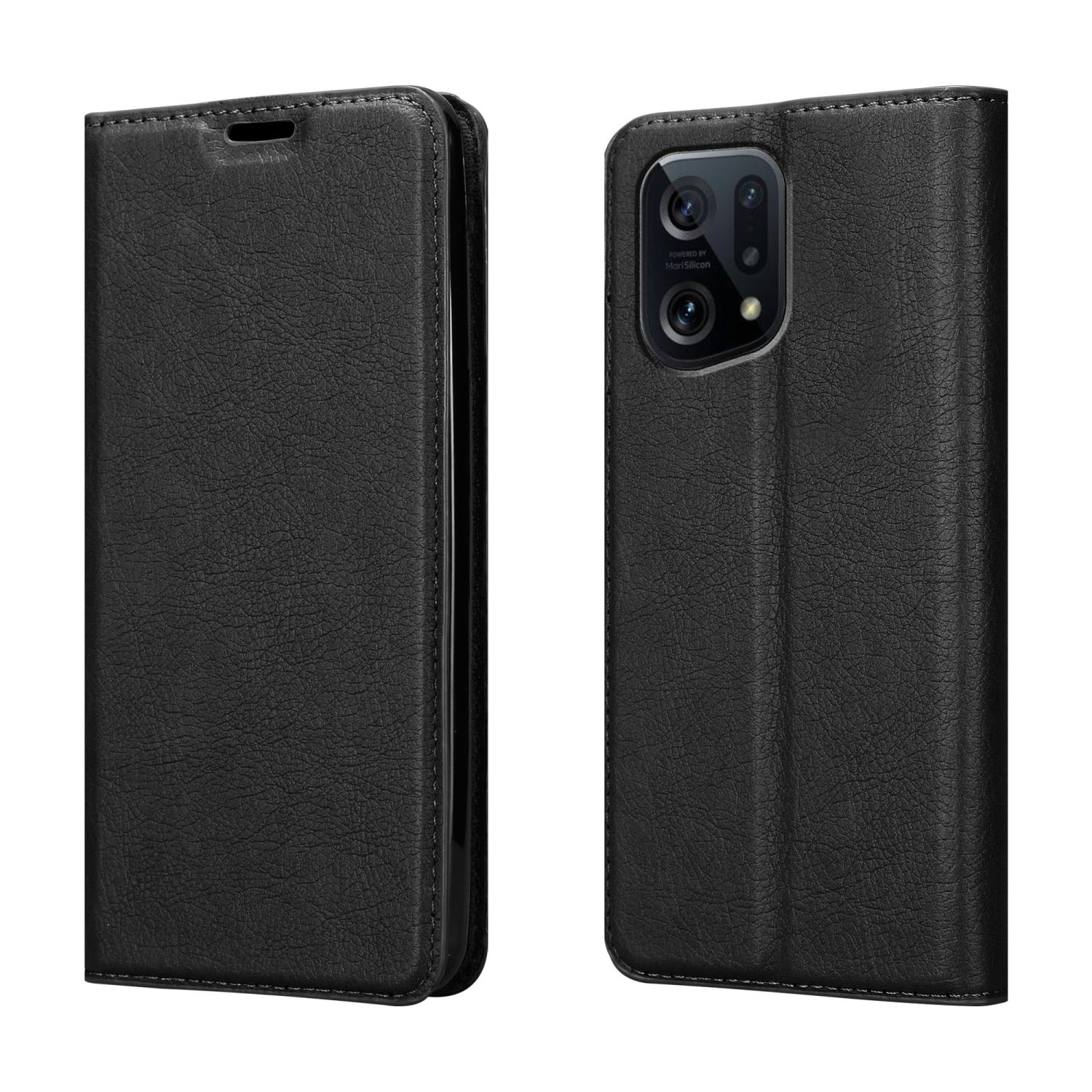 Una funda de cuero negra para teléfono, abierta. La funda está a la izquierda y el teléfono a la derecha.