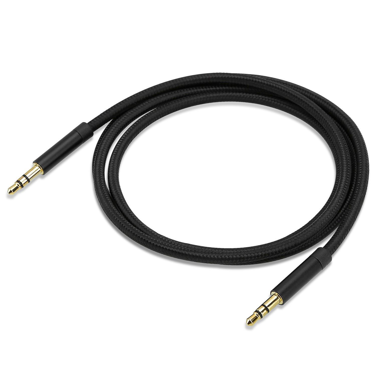 Cable de audio trenzado negro con conectores dorados, sobre fondo blanco.