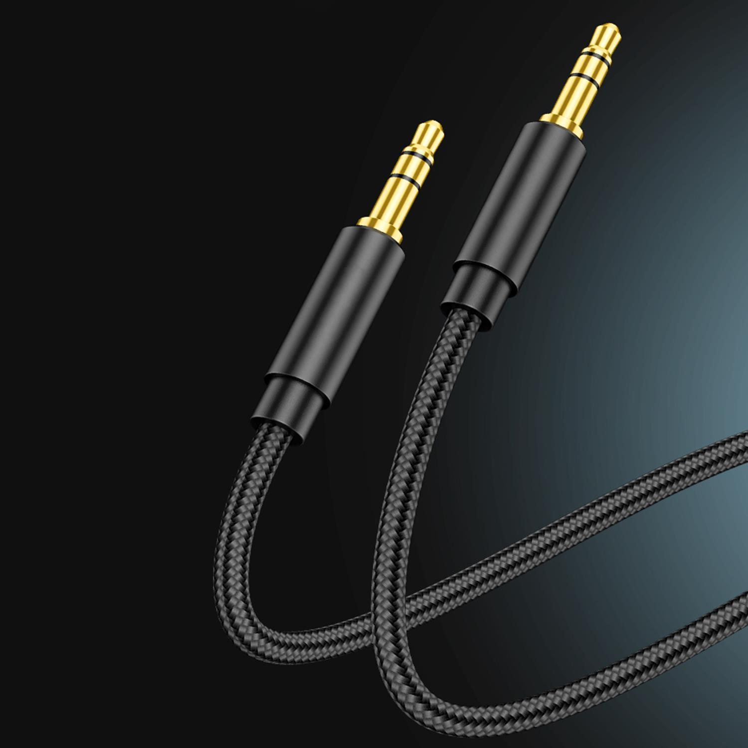 Cable de audio negro con conectores dorados, sobre un fondo oscuro.