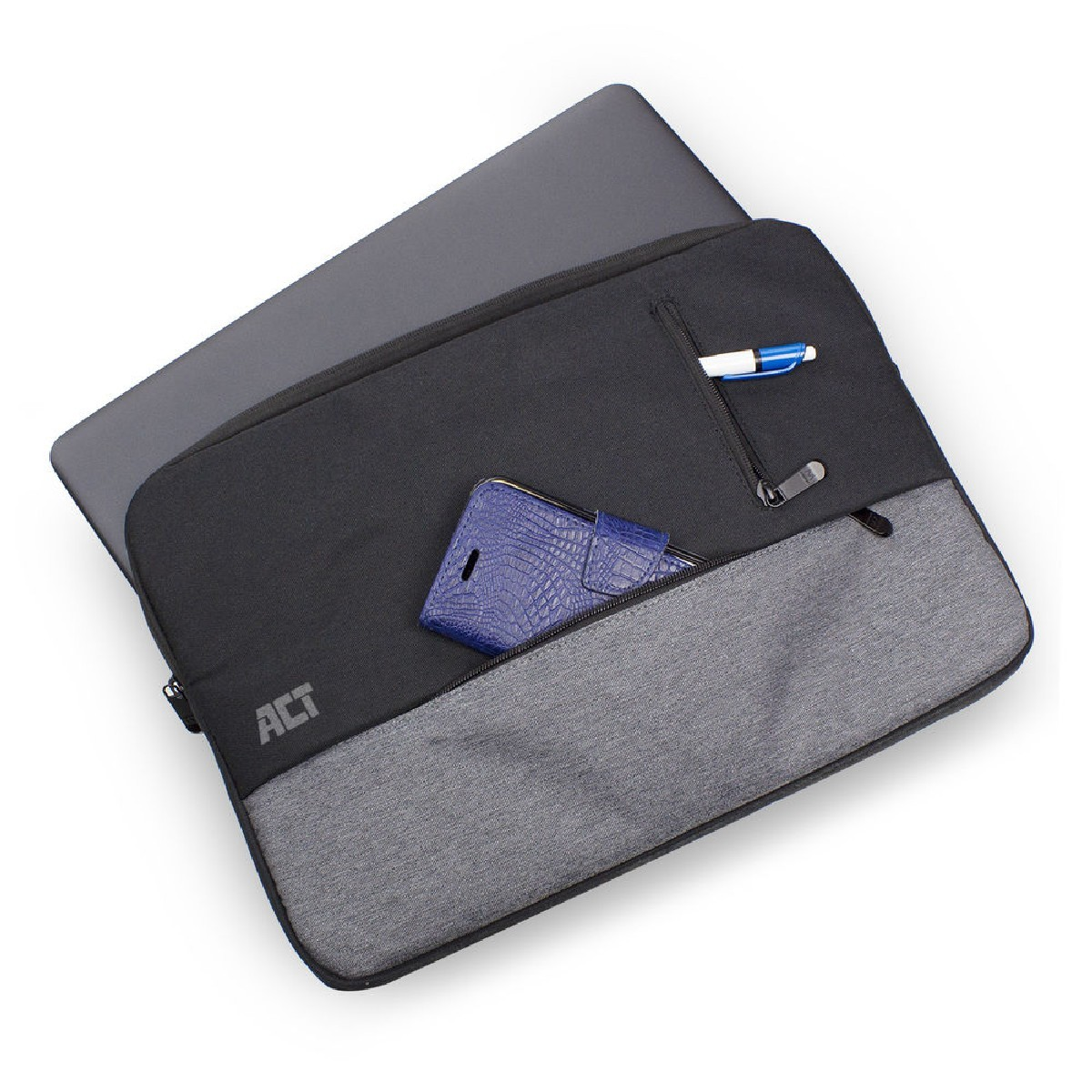 Un laptop in una custodia nera e grigia con una penna e un telefono in tasca.
