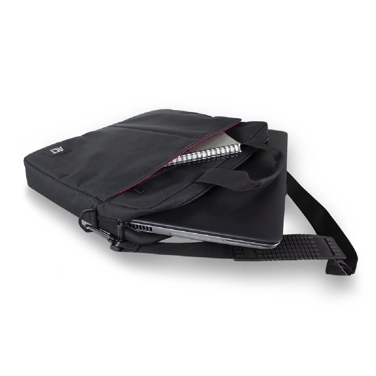 Zwarte laptoptas, open, met een laptop en notitieblok erin. Rode voering is zichtbaar.