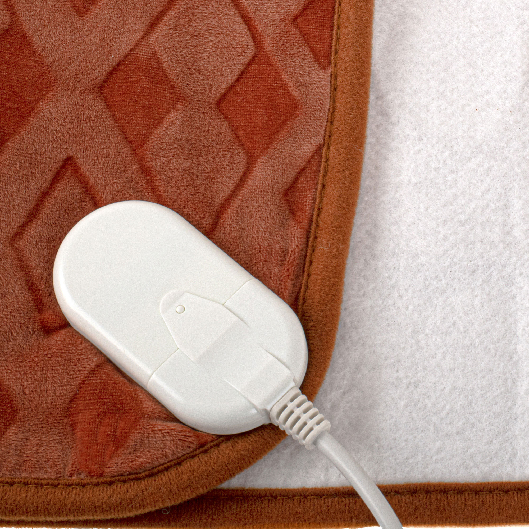 Manta eléctrica con panel de control y cable. Patrón marrón y blanco.