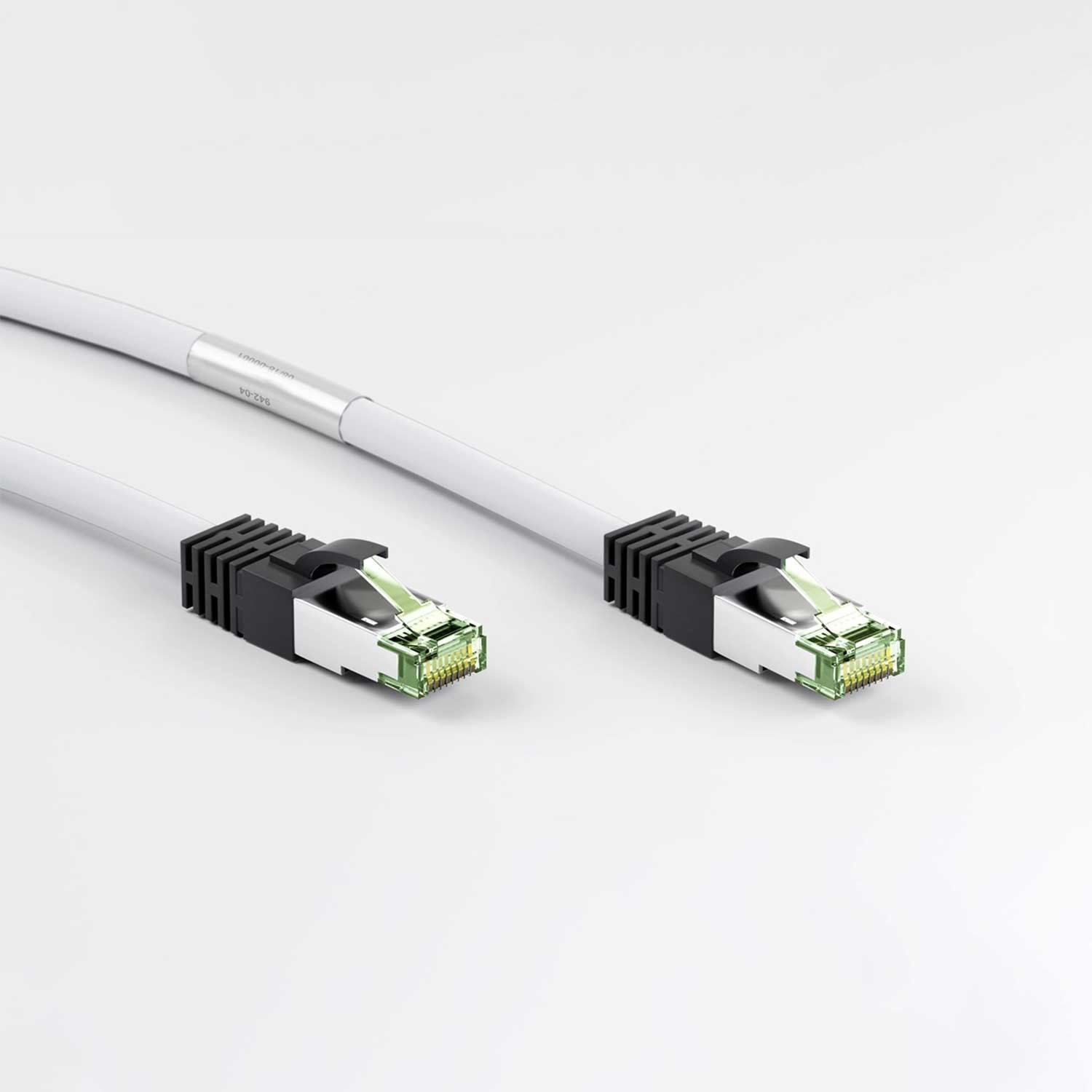 Due cavi Ethernet bianchi con connettori neri, su sfondo bianco.