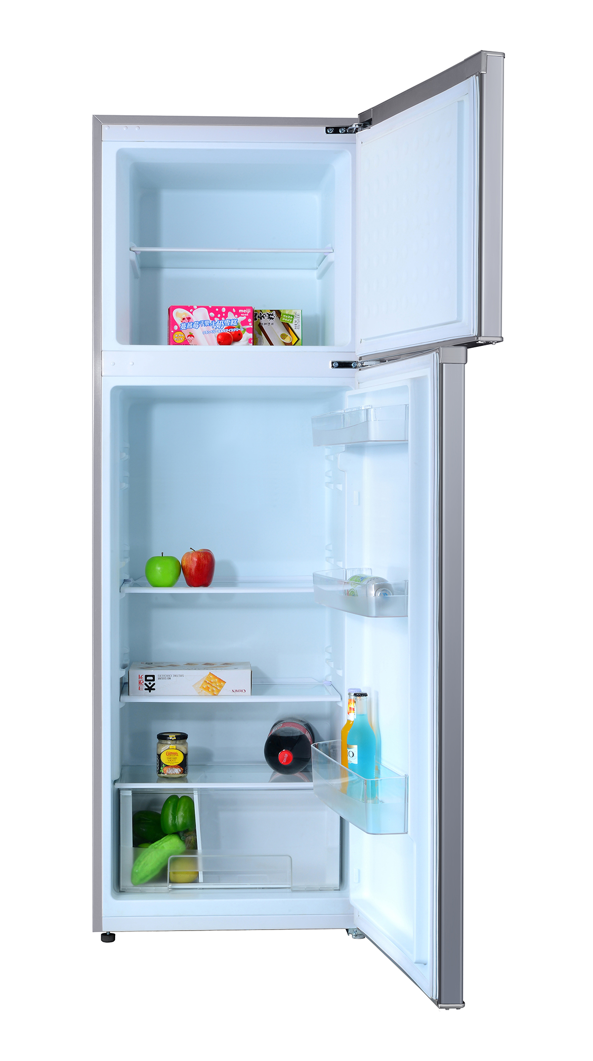 Interior de refrigerador con estantes, alimentos y puerta abierta. Interior blanco, exterior plateado. Frutas y bebidas visibles.