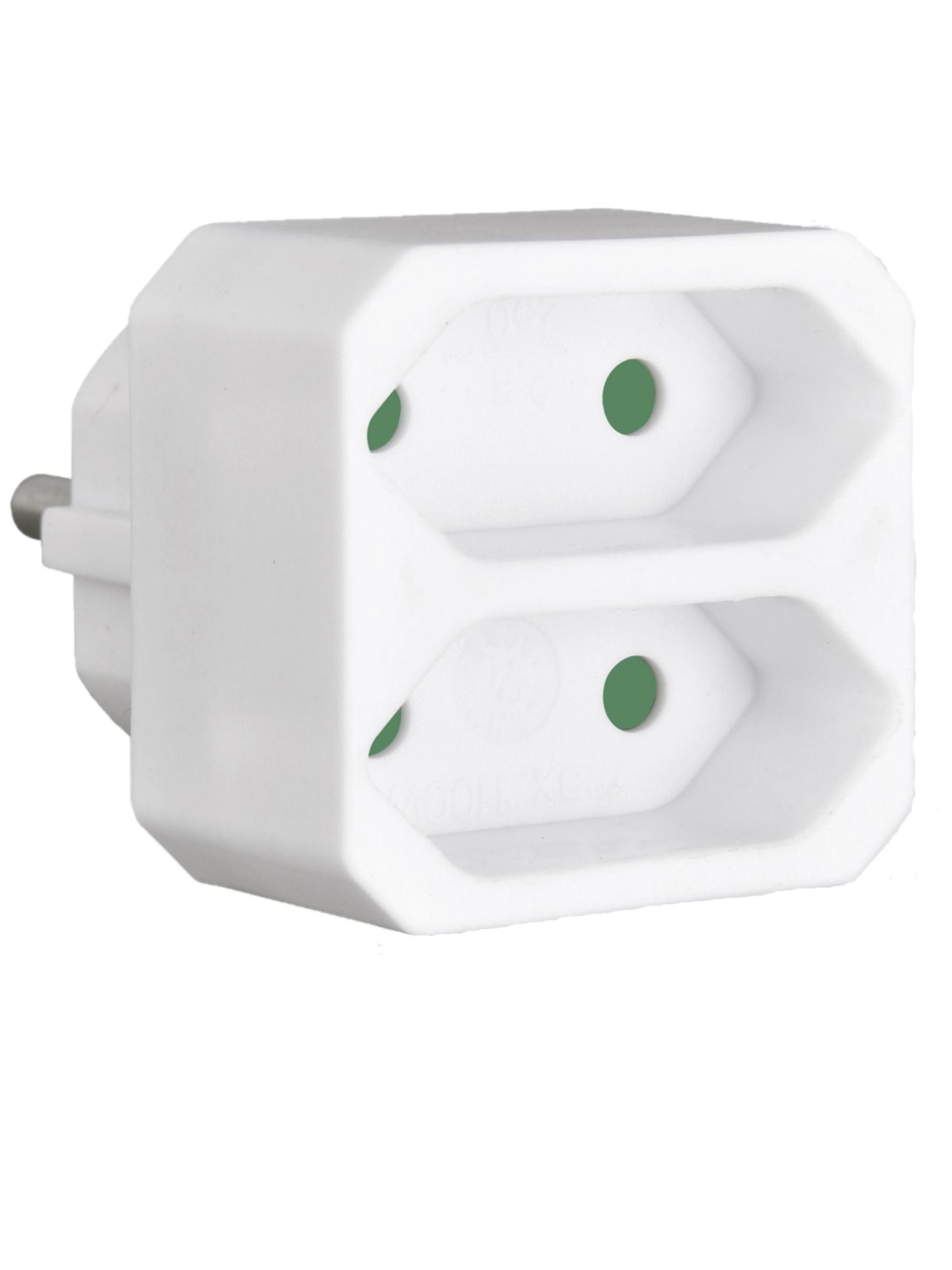 Weißer Netzsteckeradapter mit zwei grünen Löchern. Weißer Hintergrund.