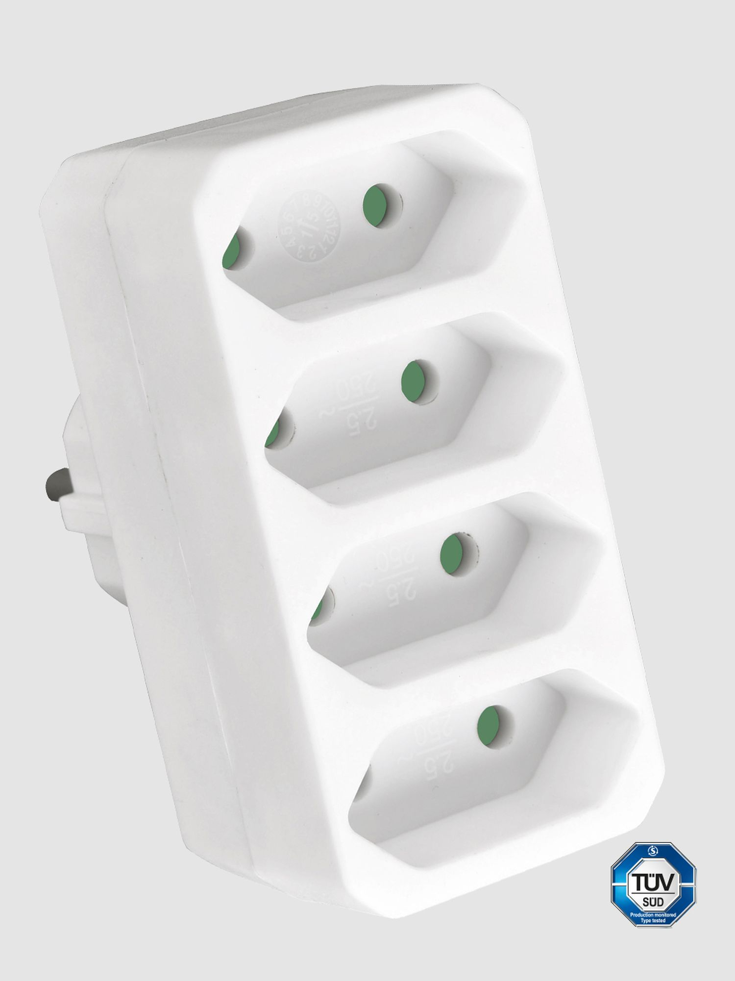 Weißer Netzadapter mit vier Steckdosen, aus der Schrägansicht.