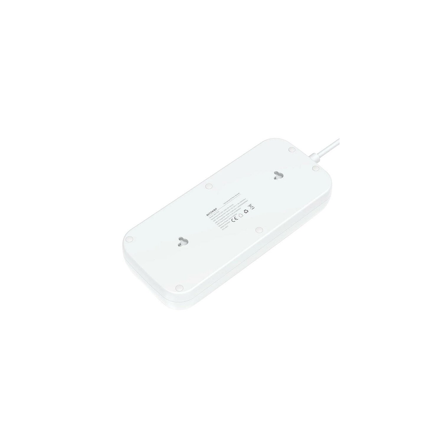Eine weiße Steckdosenleiste mit mehreren Steckdosen und einem weißen Kabel, schräge Ansicht auf weißem Hintergrund.