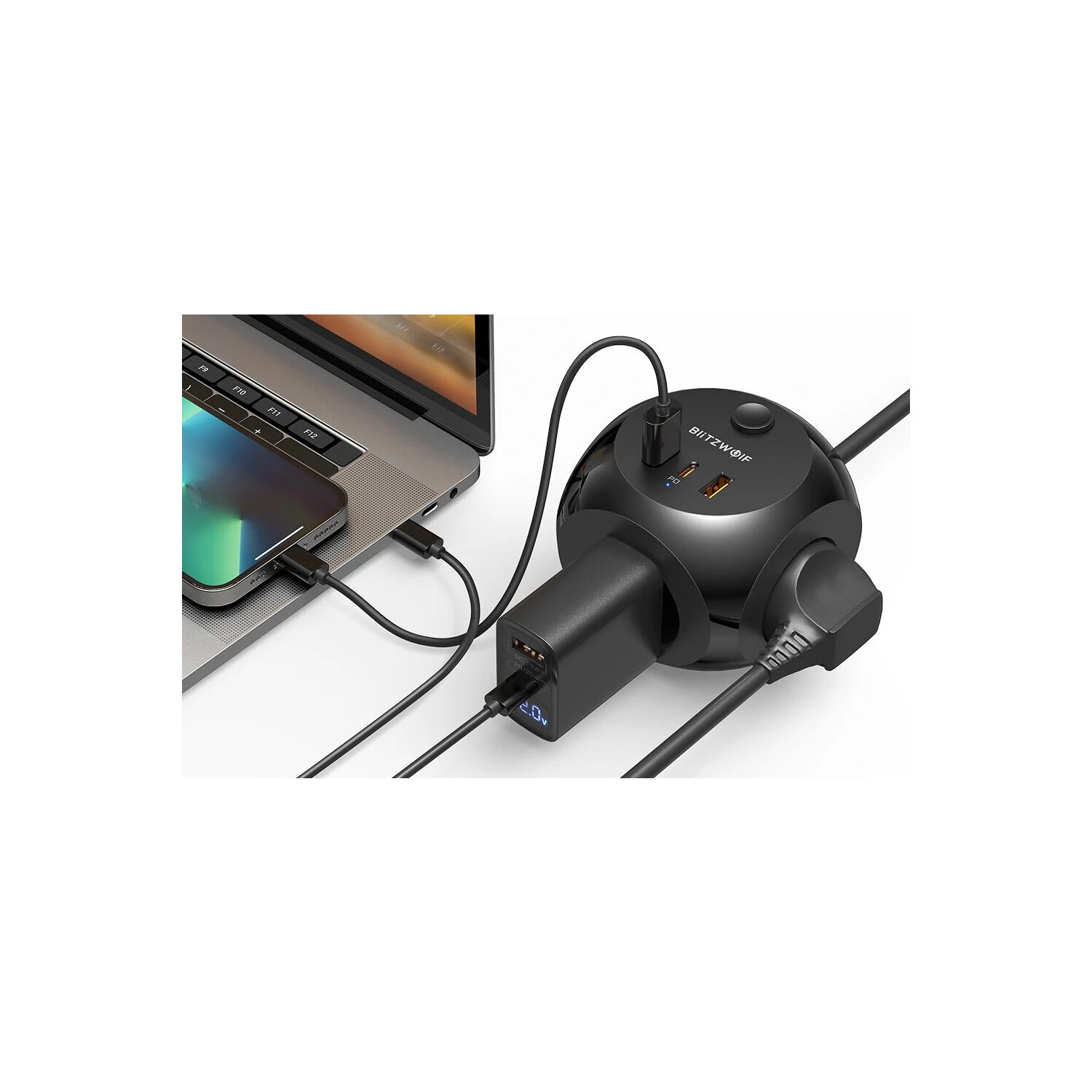 Schwarzer Netzadapter mit mehreren Anschlüssen, verbunden mit Laptop und Telefon.