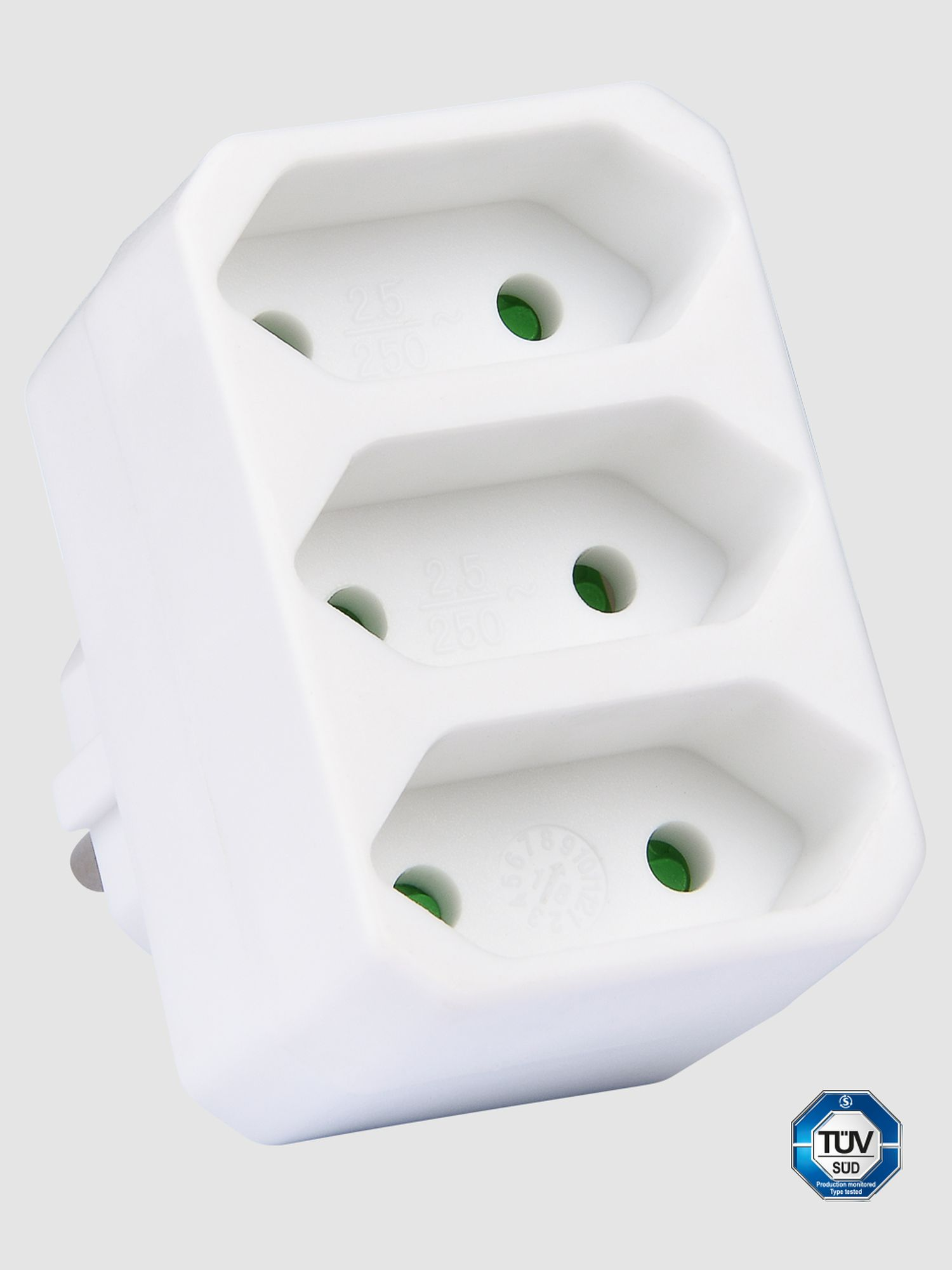 Weißer dreifacher Steckdosenadapter. Drei Steckdosen sichtbar. Grüne Löcher. TUV-Logo unten rechts.