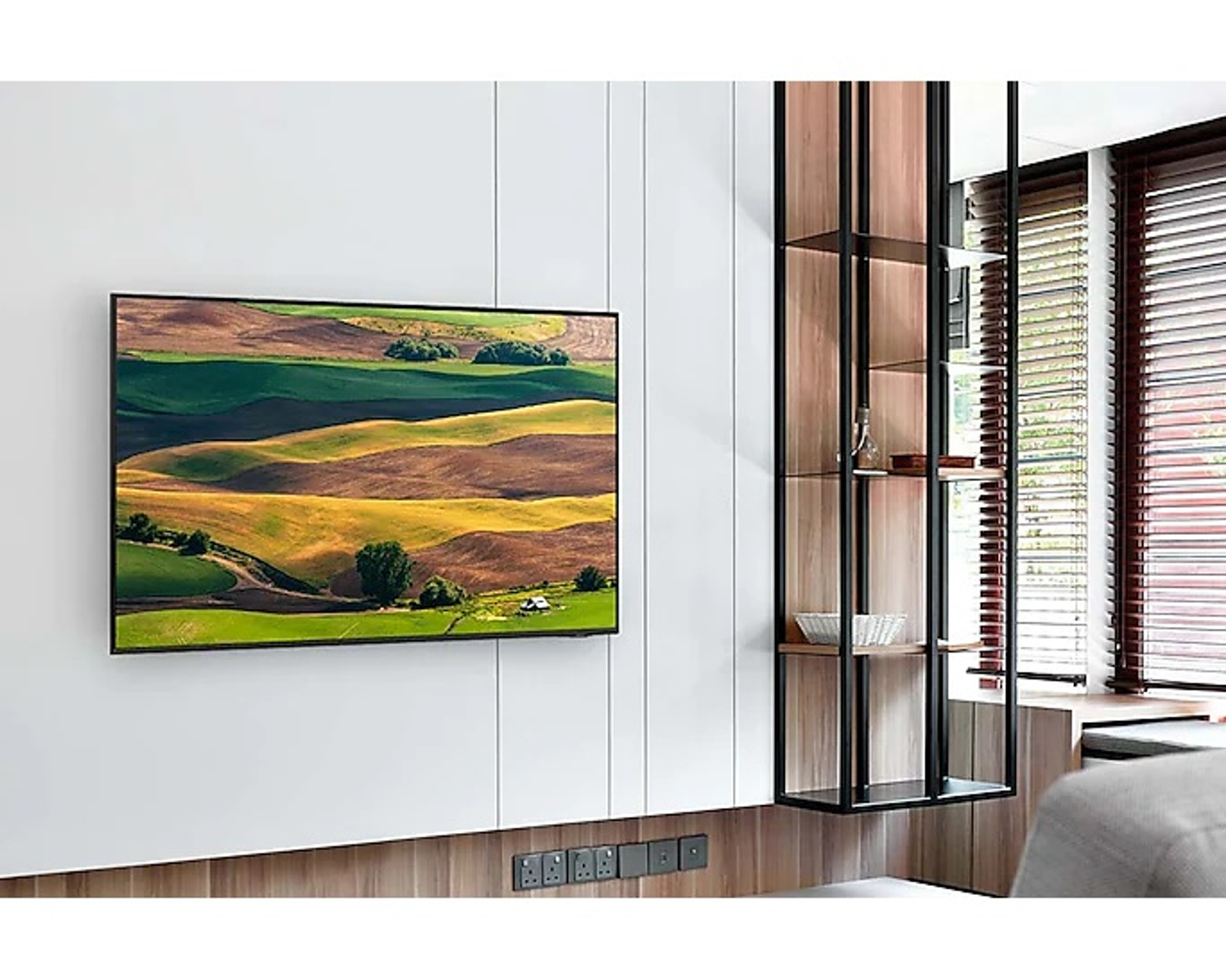 Telewizor wyświetlający kolorową jesienną scenę rzeki, zamontowany na drewnianych meblach.