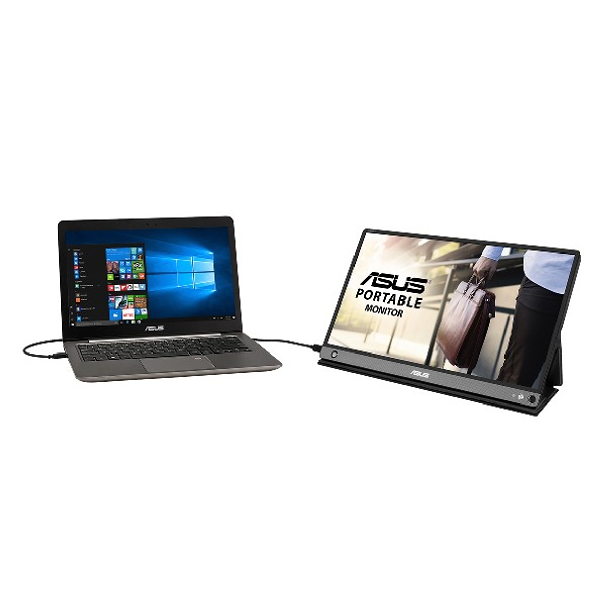 Ein Laptop, der über ein Kabel mit einem tragbaren Monitor verbunden ist. Eine Person hält eine Tasche.