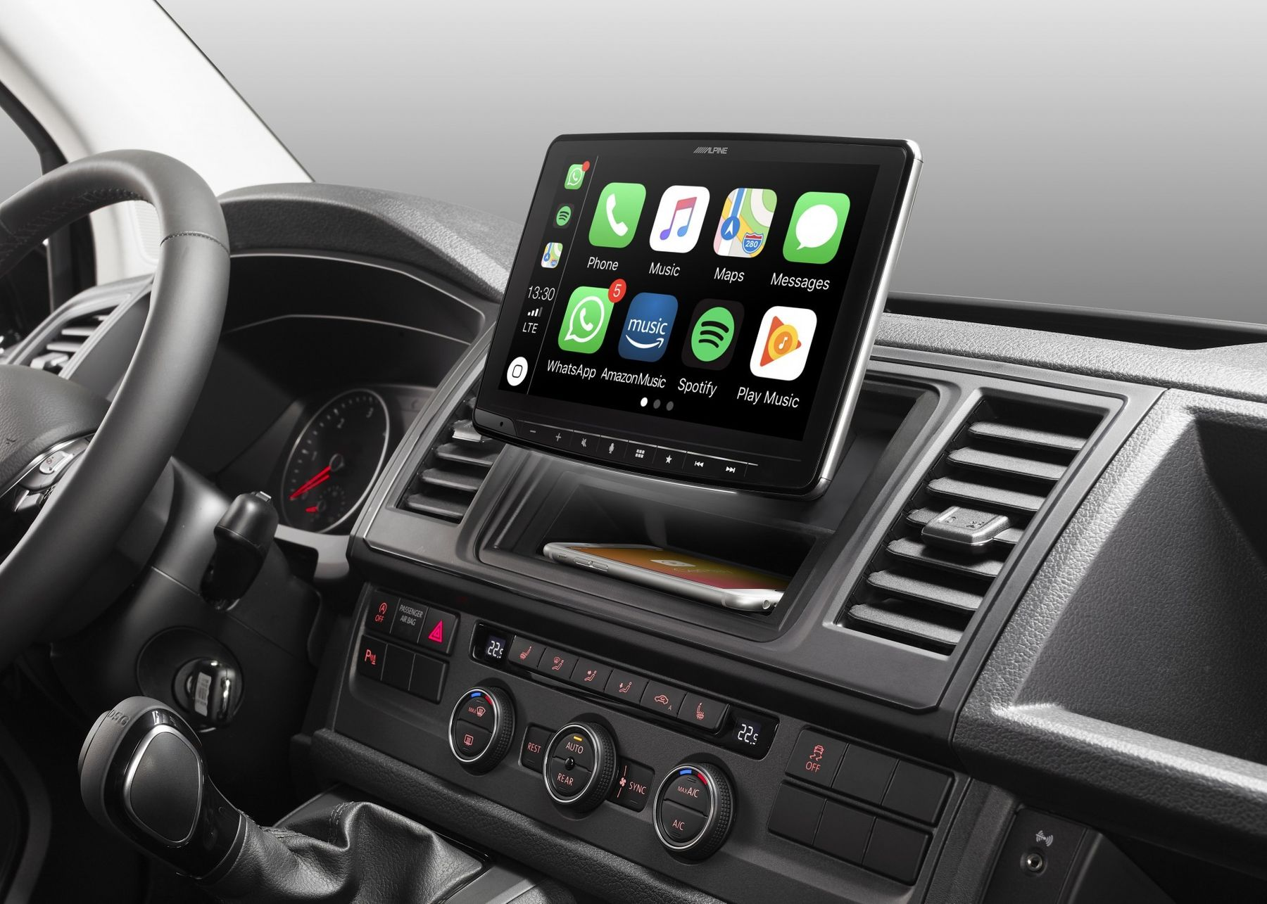 Armaturenbrett eines Autos mit einem Alpine-Hauptgerät, das Telefon-, Musik- und Karten-Apps anzeigt.