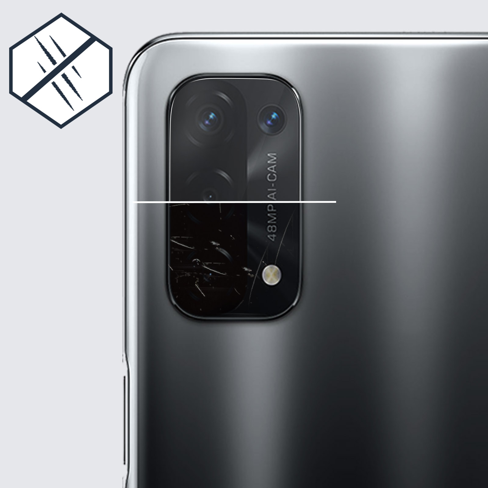 Primo piano del modulo fotocamera di un telefono. Lo schermo è danneggiato e graffiato.