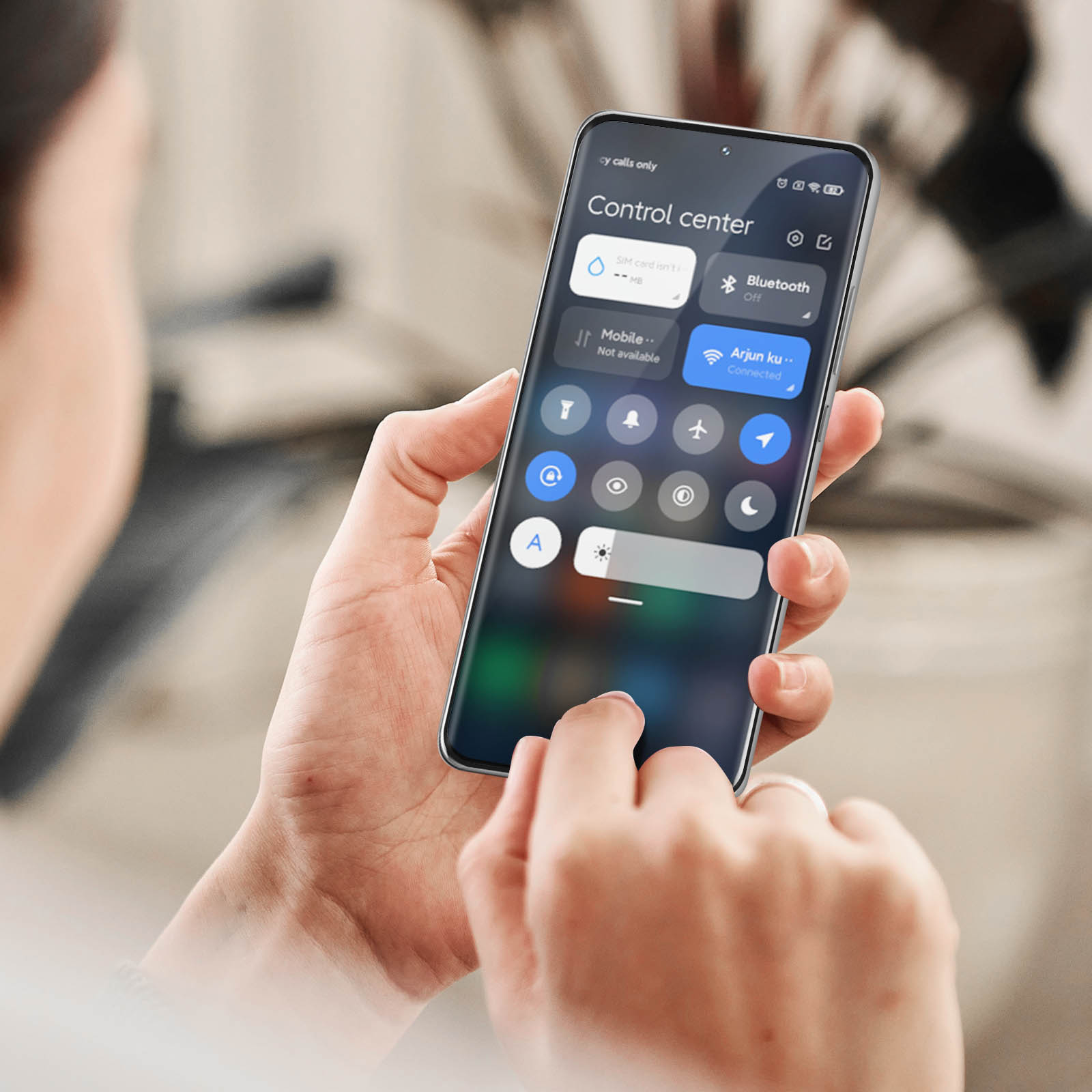 Persona che tiene un telefono, mostrando il centro di controllo. Bluetooth e wifi abilitati.