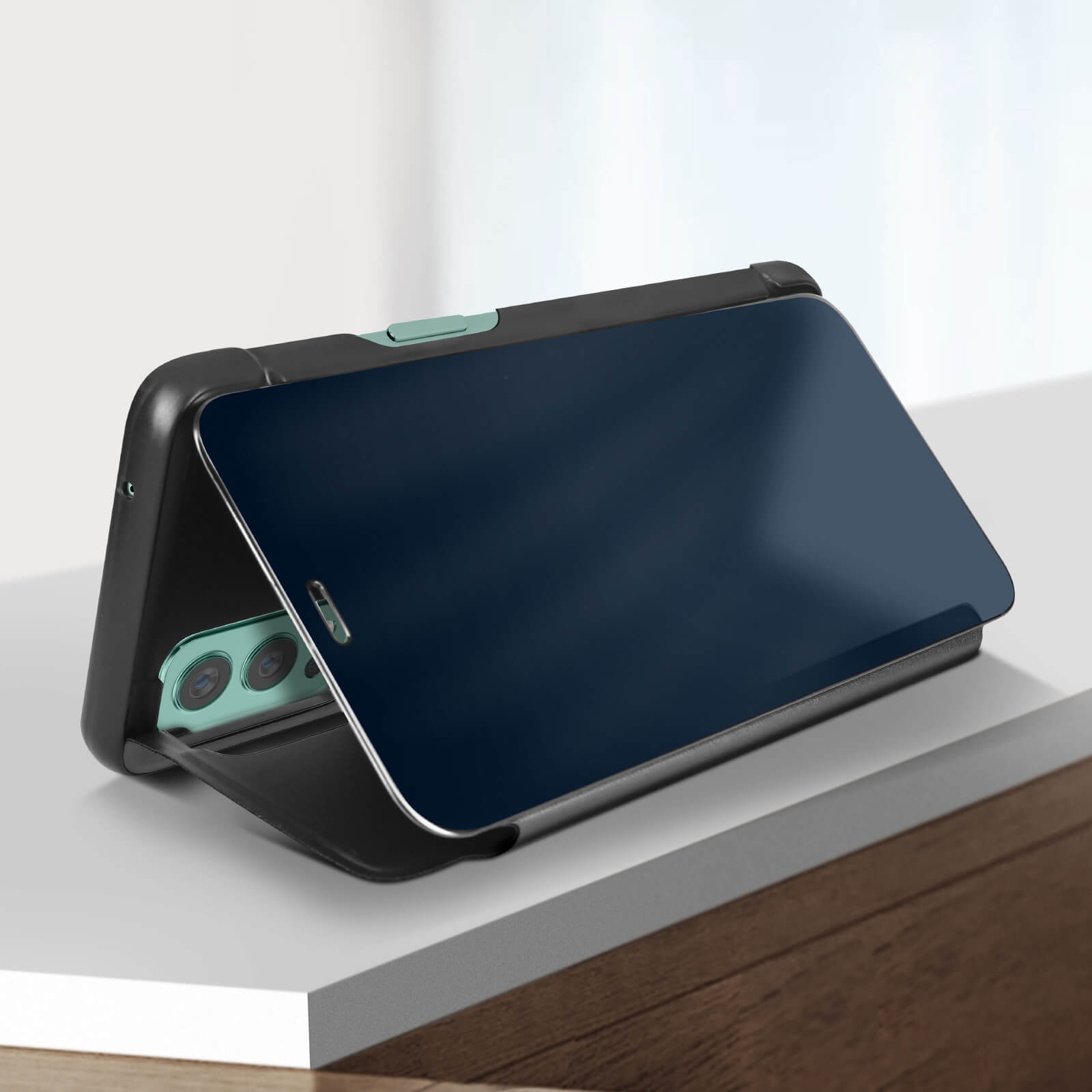 Un telefono in una custodia con una protezione per lo schermo. Lo schermo mostra un'immagine blu. La custodia è su una superficie.