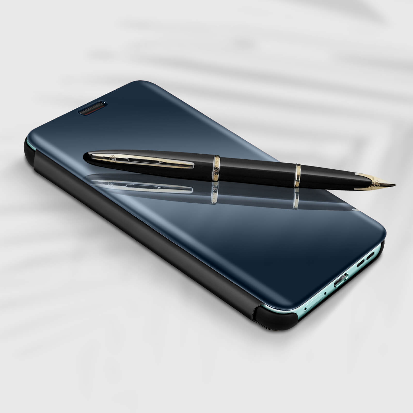 Una custodia blu navy con una penna sopra. La penna è nera con punta e clip dorate.