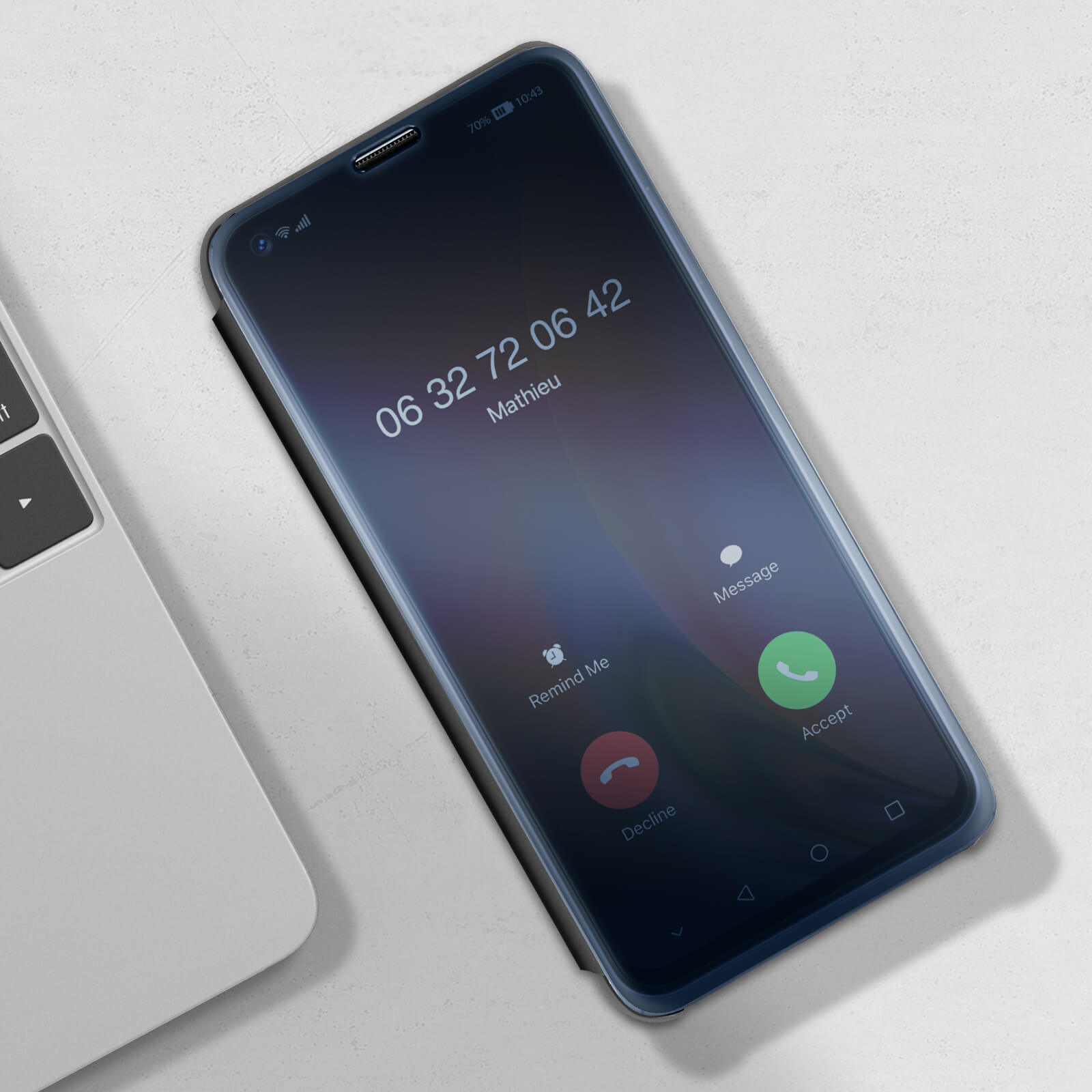 Schermo telefono mostra chiamata con nome "Mathieu" e opzioni per accettare/rifiutare.