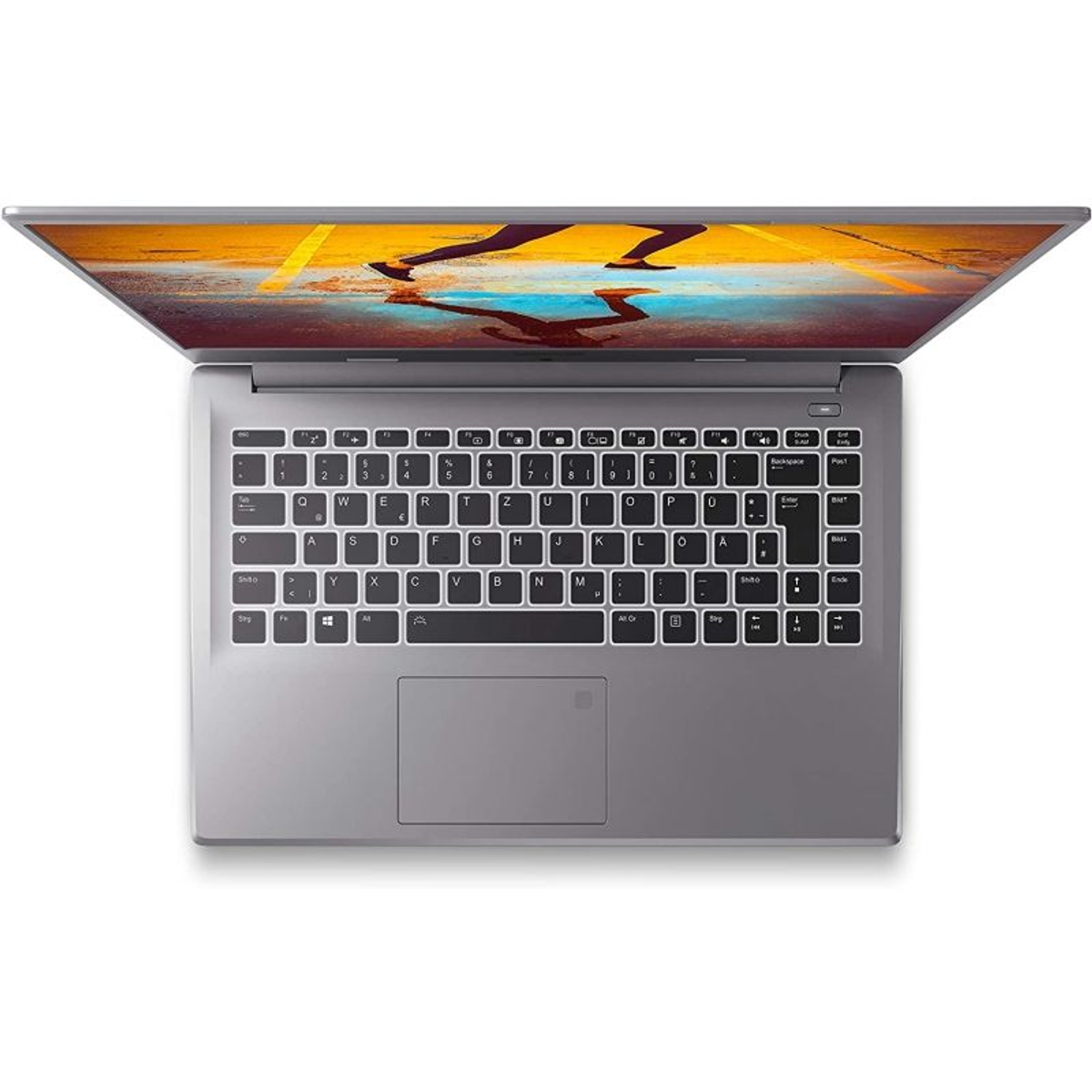Laptop, offen, Draufsicht. Bildschirm zeigt Läufer. Tastatur sichtbar, grauer Hintergrund.