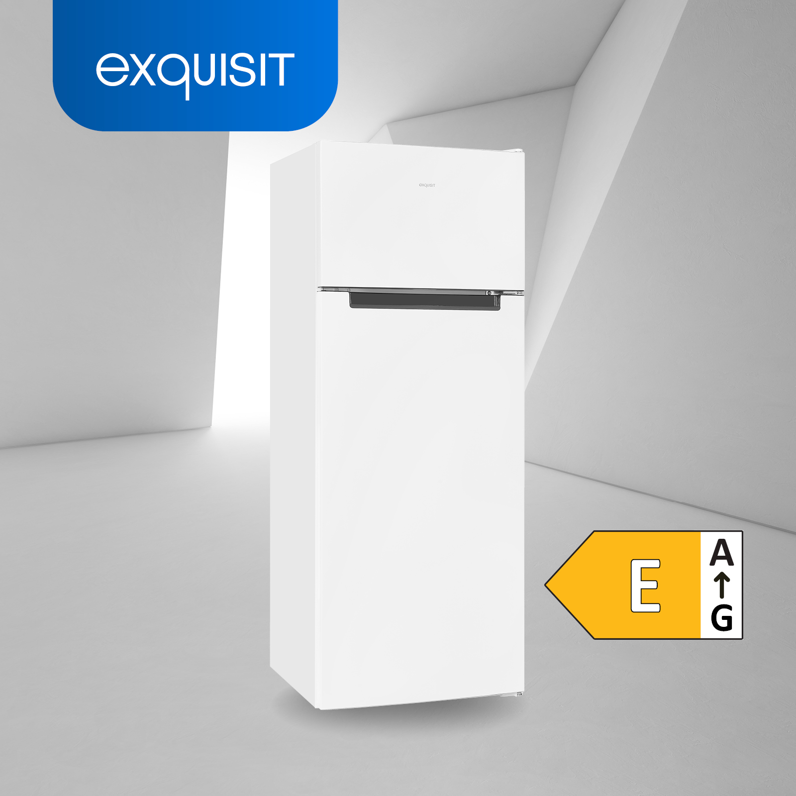 Witte koelkast met energielabel. Witte achtergrond. De koelkast is een model met twee deuren.