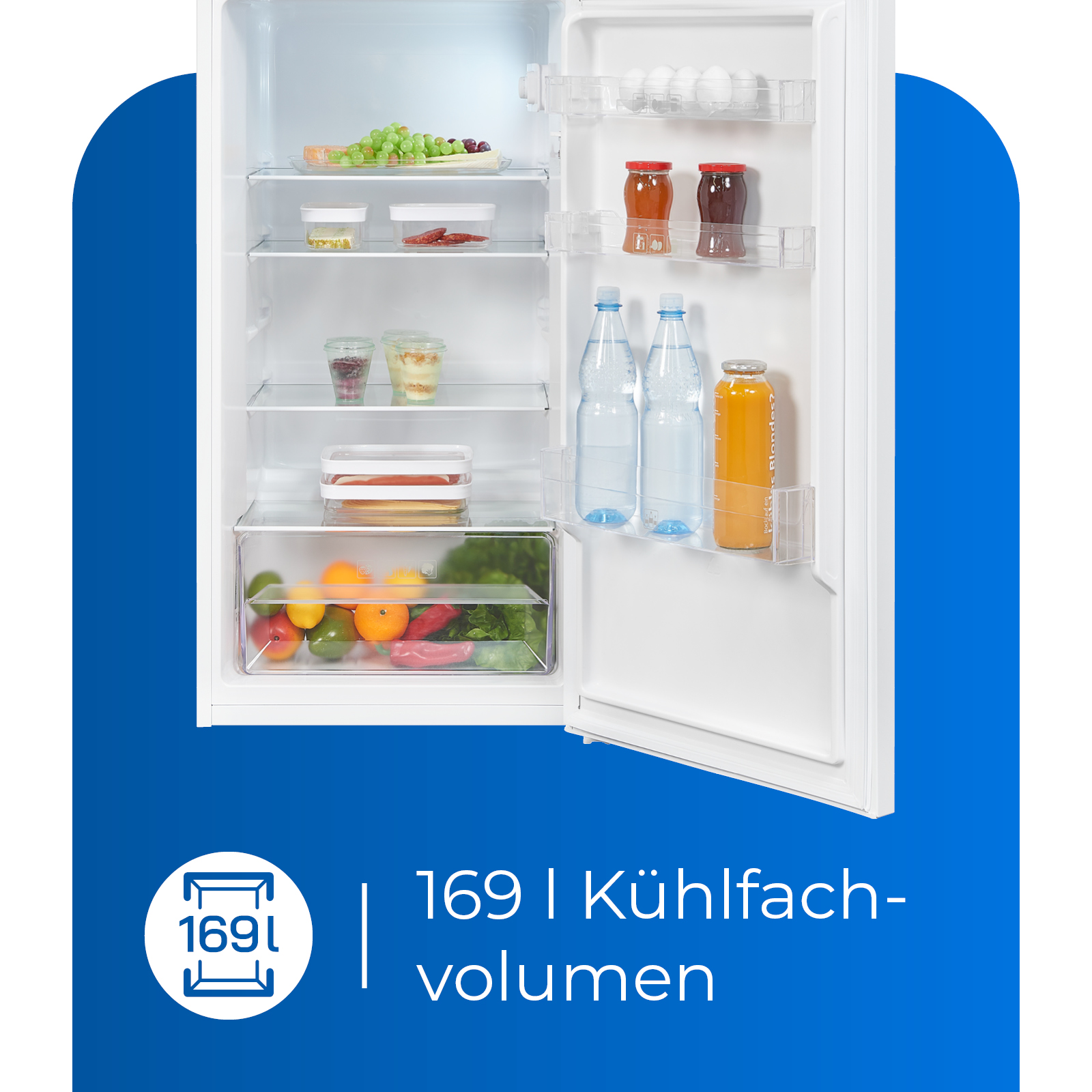 Een witte koelkast met de deur open. Plankjes met flessen en potten, met een volume-indicator.