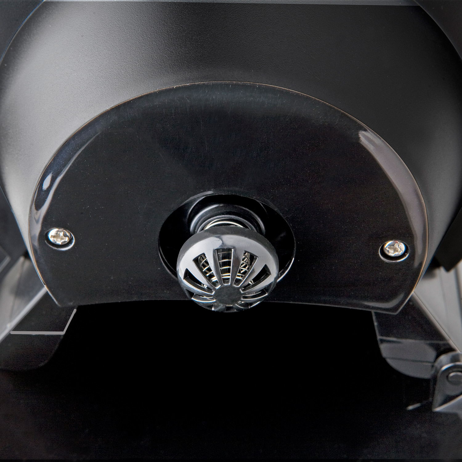 Zbliżenie głośnika. Głośnik jest czarny i ma okrągłą kratkę.