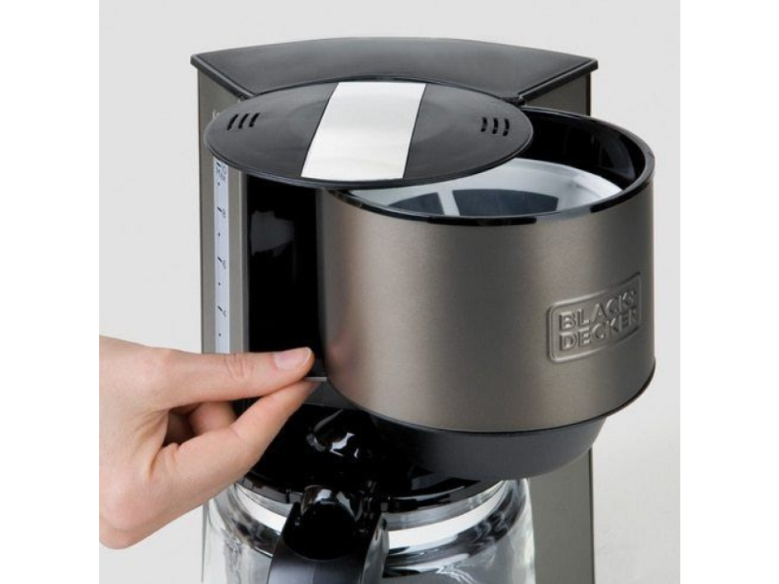 Czarno-szary ekspres do kawy z otwartą pokrywą, pokazujący kosz filtrujący.