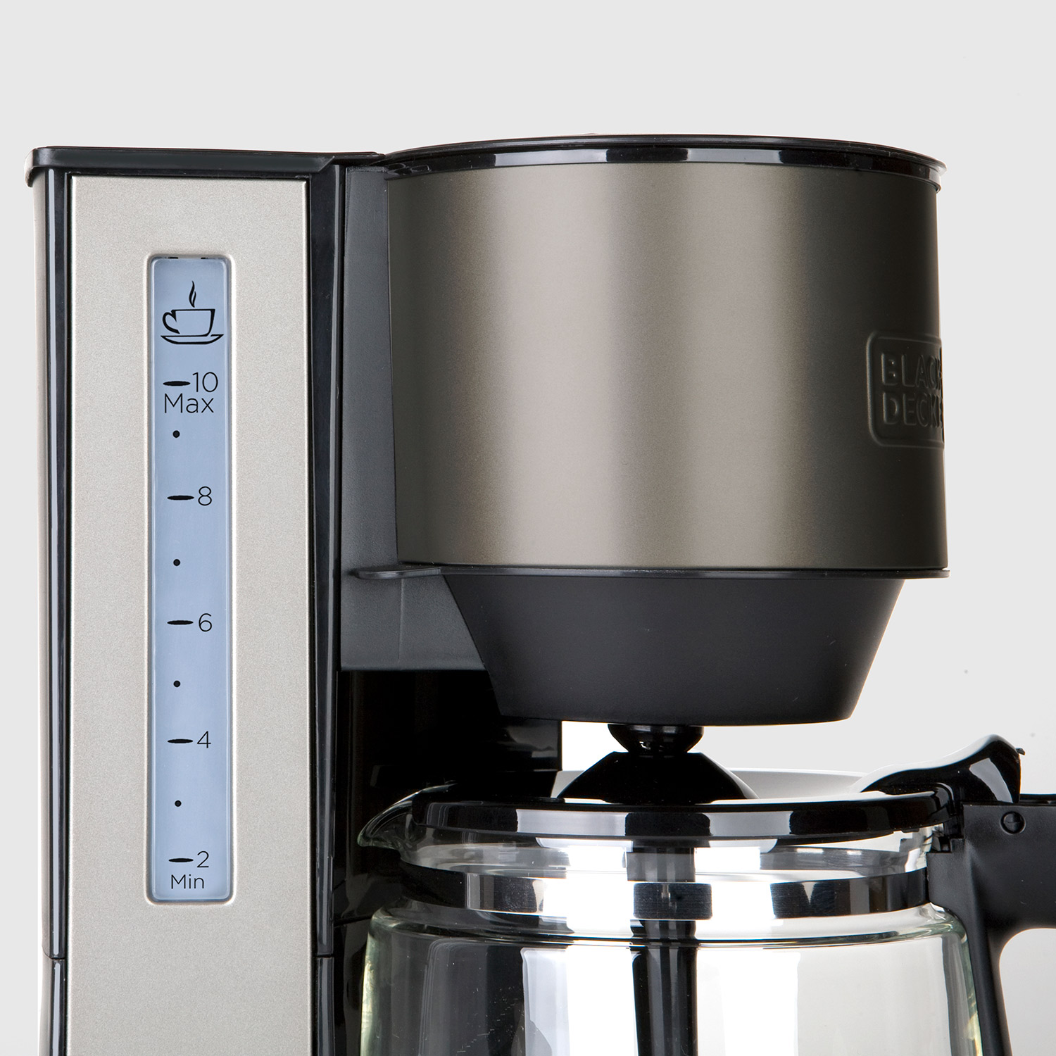 Zbliżenie ekspresu do kawy, pokazujące zbiornik na kawę i wskaźnik poziomu wody.