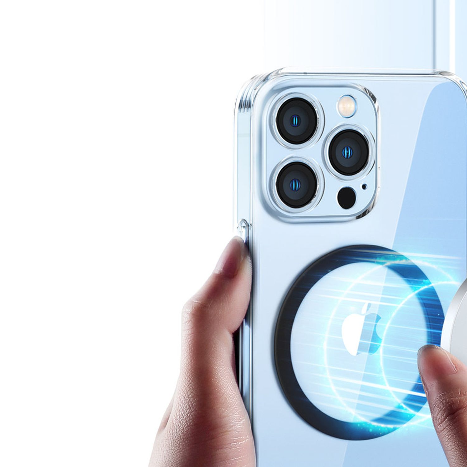 Hand hält transparente Handyhülle mit MagSafe-Ladegerät. Das Handy hat einen blauen Bildschirm.