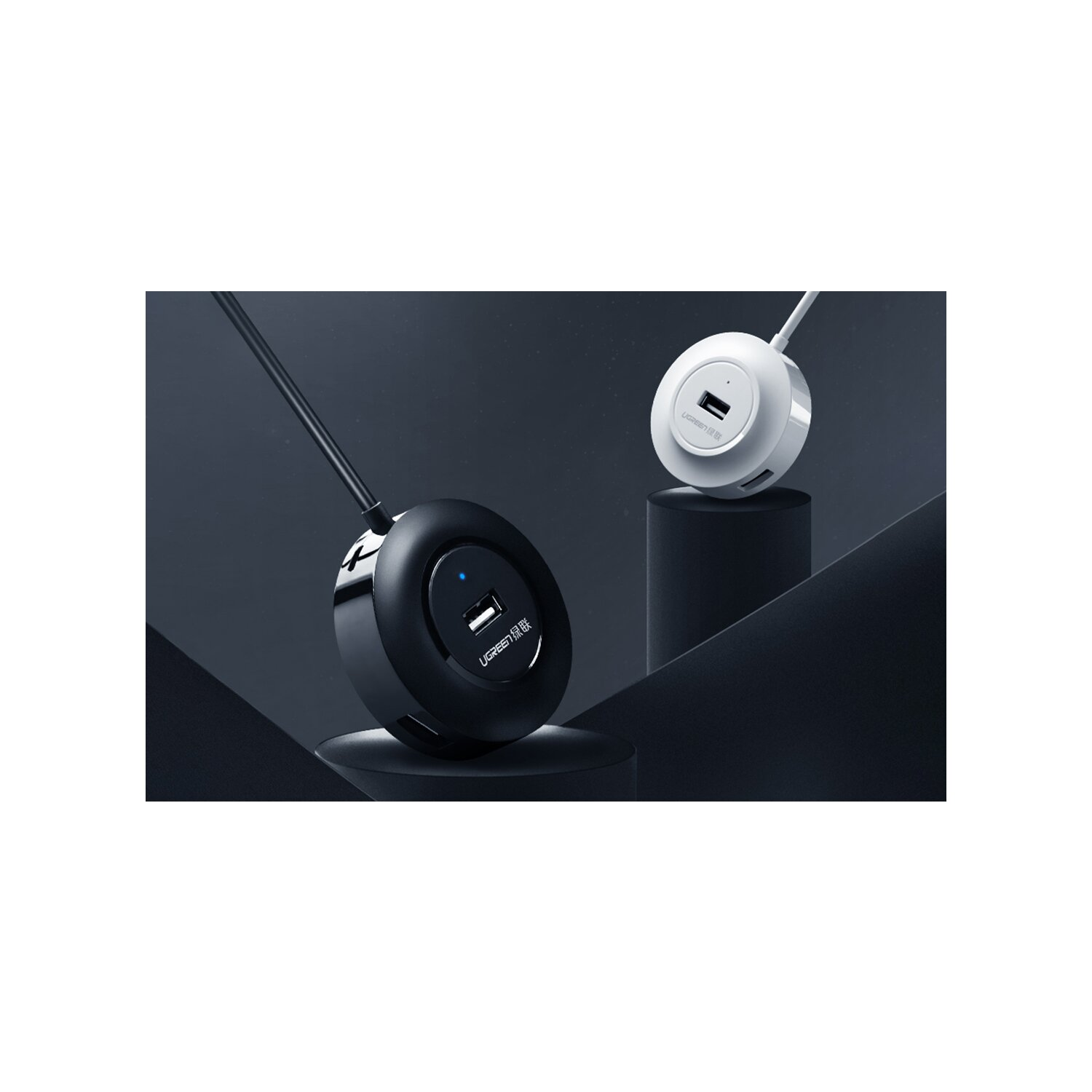 Zwei USB-Hubs, einer schwarz und einer weiß, auf dunkler Oberfläche, mit blauem Licht.