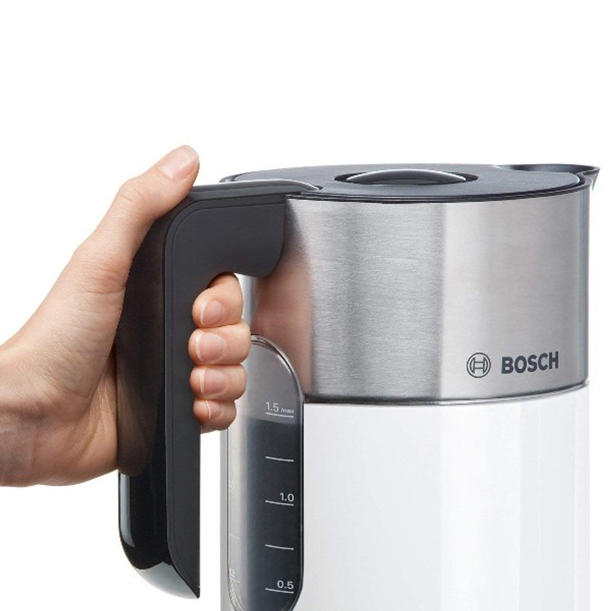 Ręka trzyma biały i srebrny czajnik elektryczny. Widoczne logo Bosch.