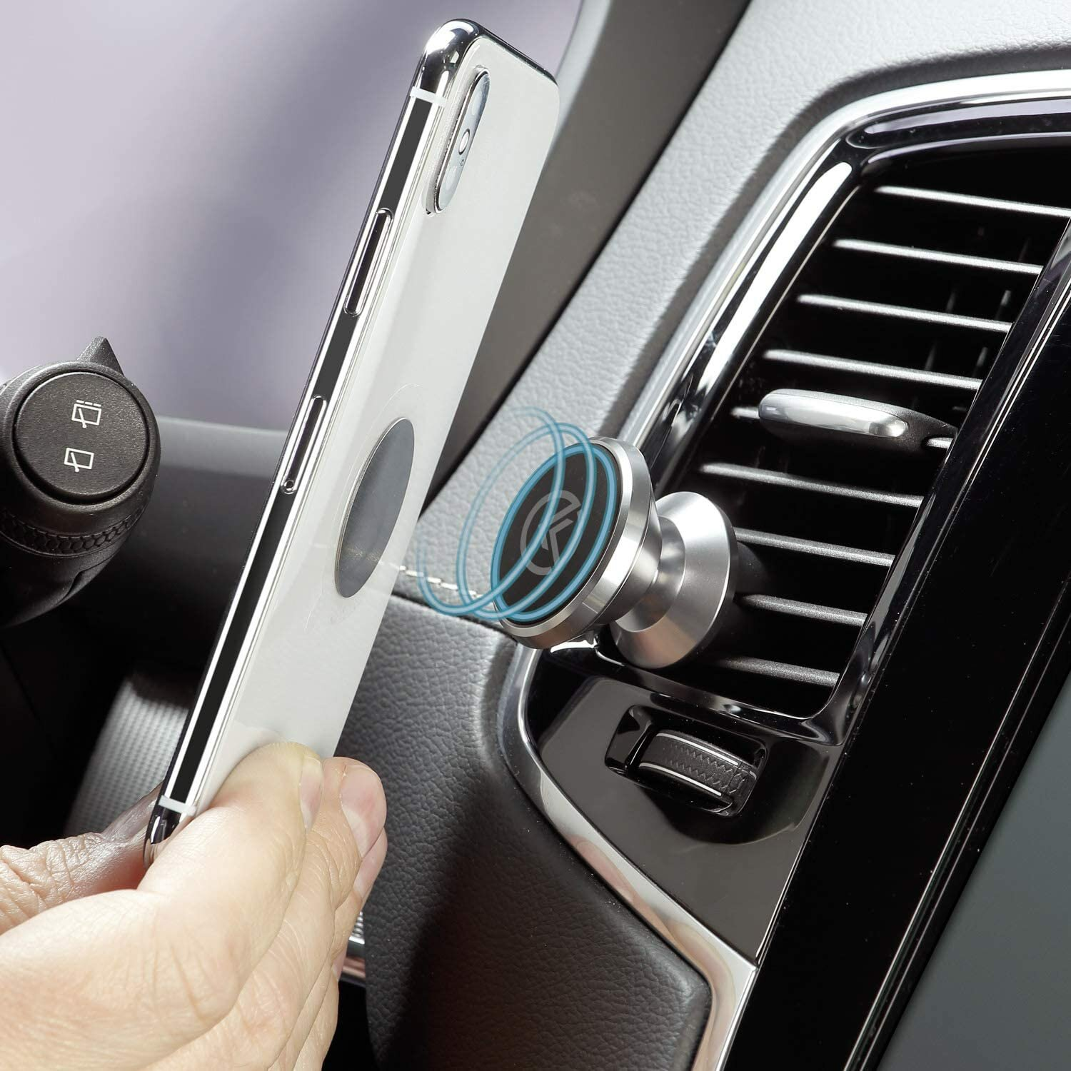 Ein Telefon ist mit einer magnetischen Halterung an einer Auto-Luftöffnung befestigt. Blaue Magnetwellen werden gezeigt.